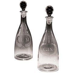 Paire de carafes géorgiennes coniques à gin et rhum finement gravées et étiquetées