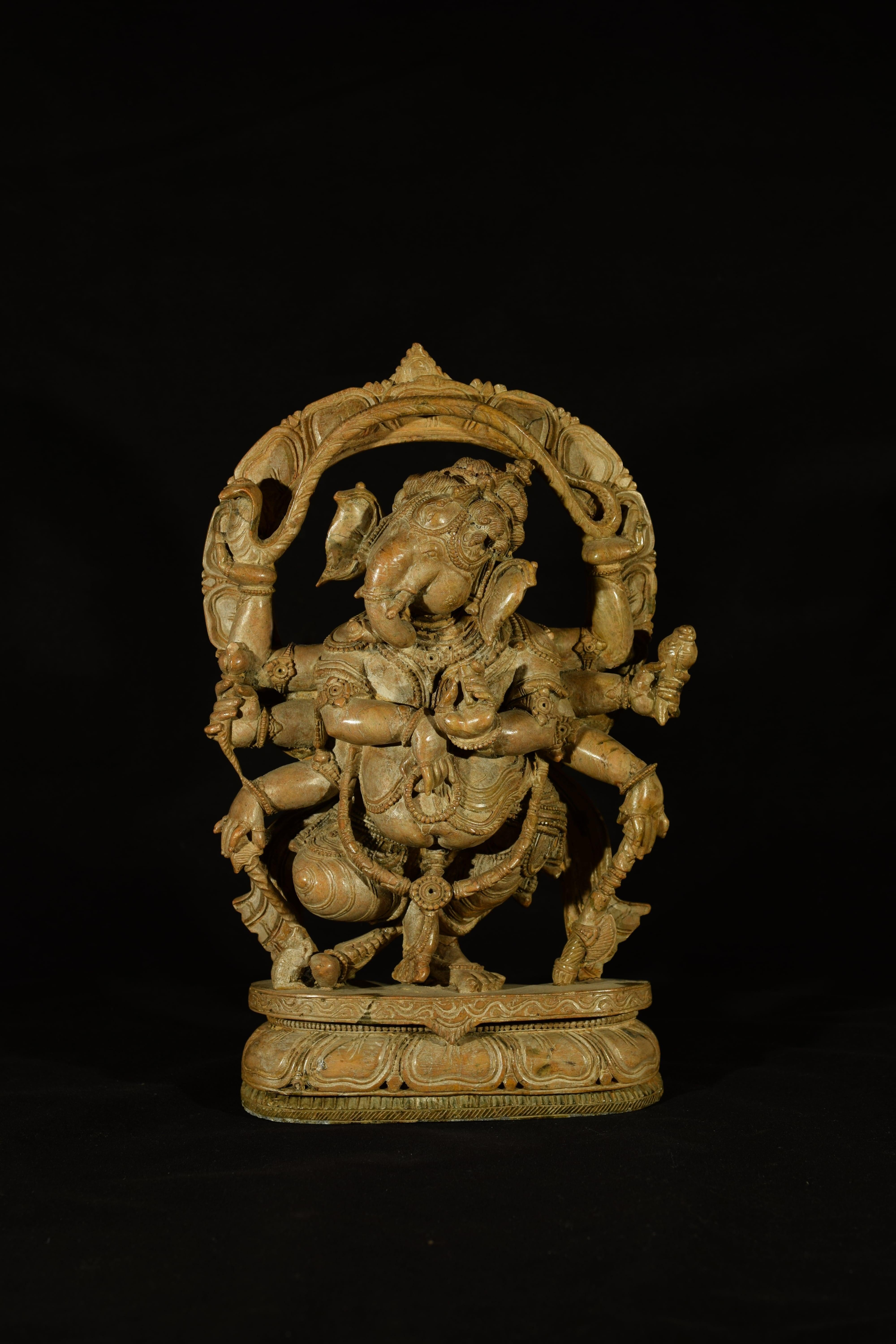 India, XIX secolo
Segni di vecchie crepe riparate
Dimensioni: circa H. 29 x L. 20 x P. 6 cm.

Nella religione induista, Ganesha o Ganesh (in sanscrito ????) è un personaggio che si trova in un luogo di culto. IAST Ga?esa [1]) è una delle