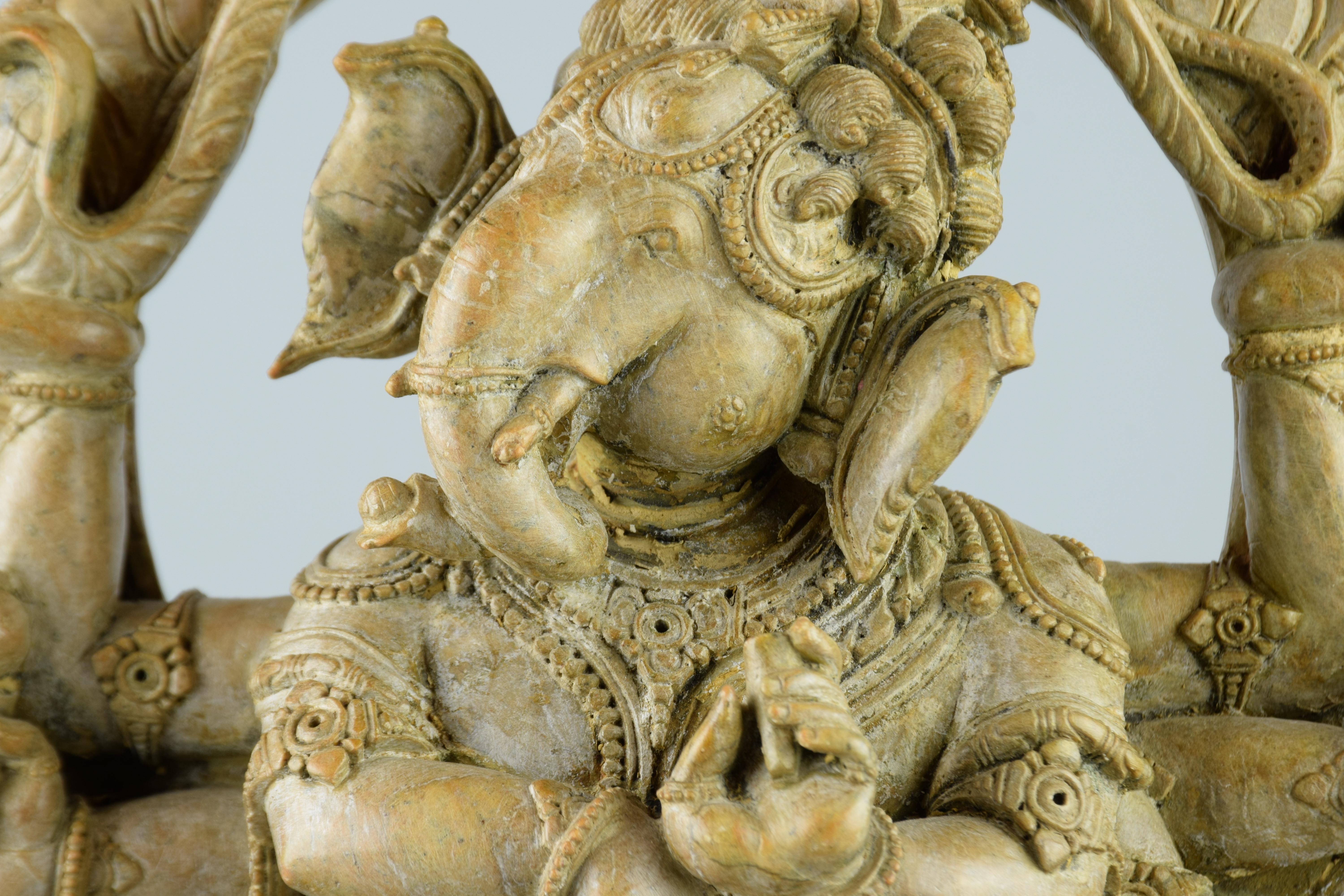 Saponaria Scultura in pietra ollare di Ganesh finemente eseguita, XIX secolo in vendita