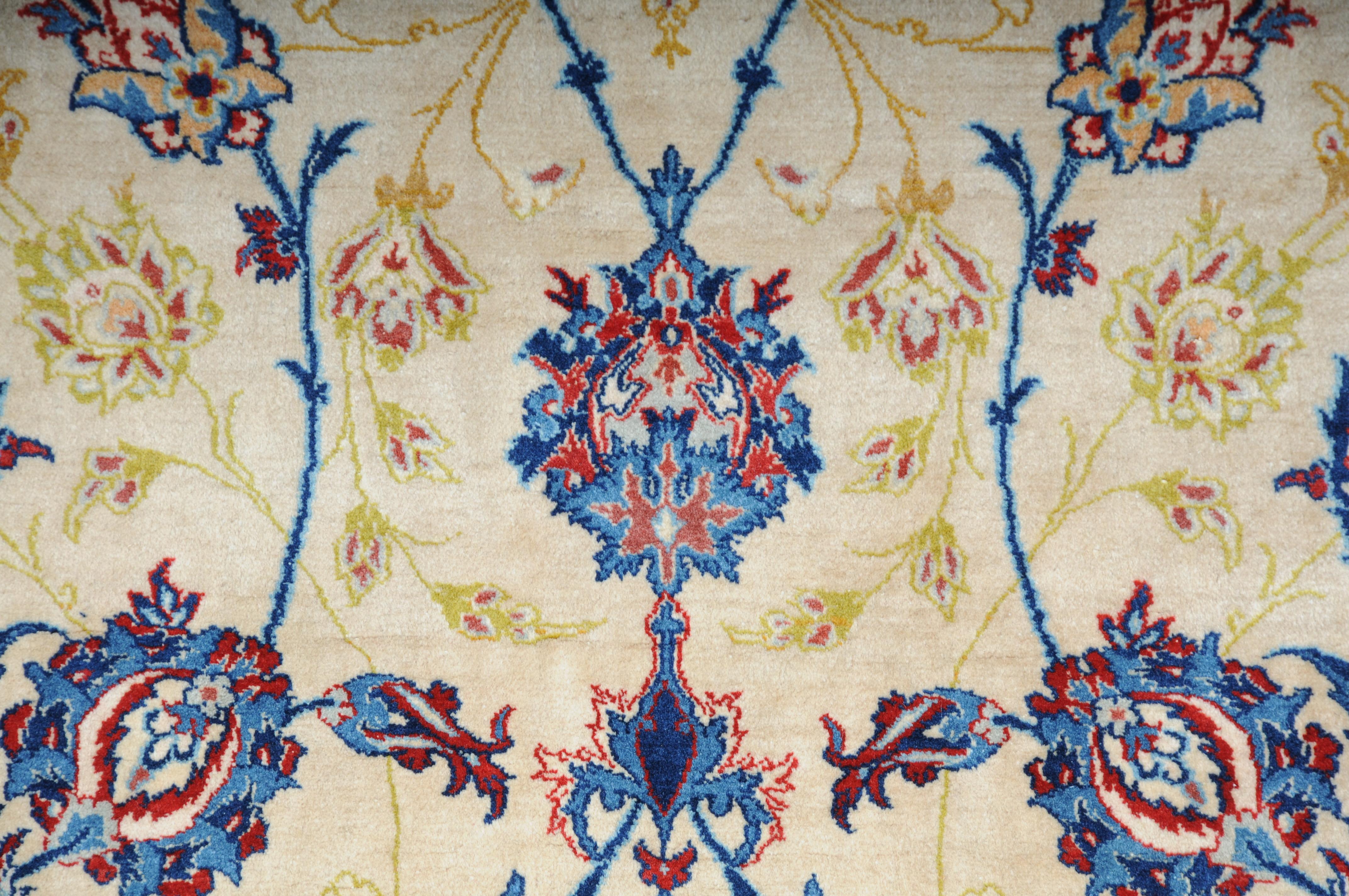 Fein geknüpfter luxuriöser Isfahan-Seidenteppich mit Seide. im Angebot 3