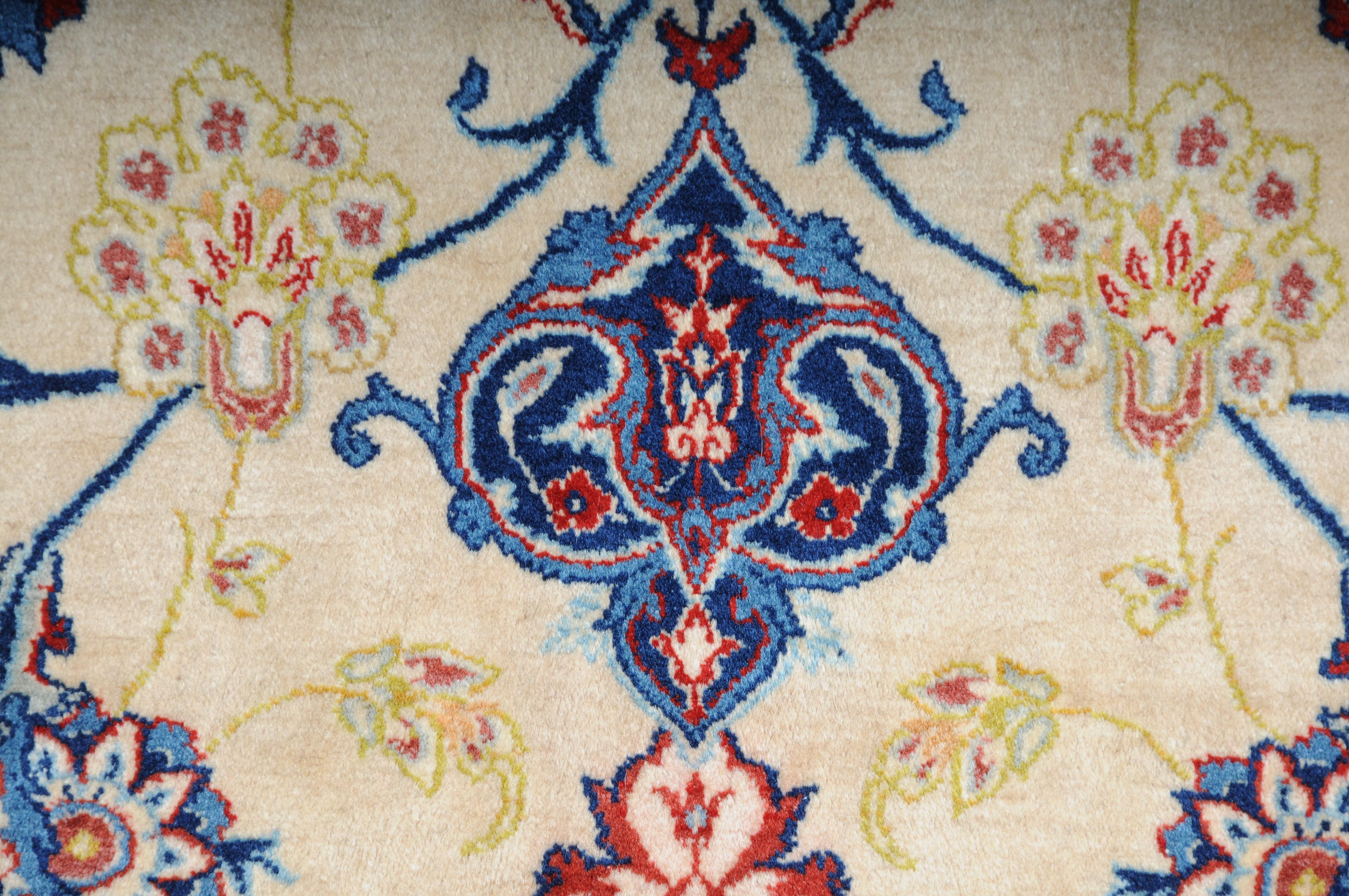 Fein geknüpfter luxuriöser Isfahan-Seidenteppich mit Seide. im Angebot 4