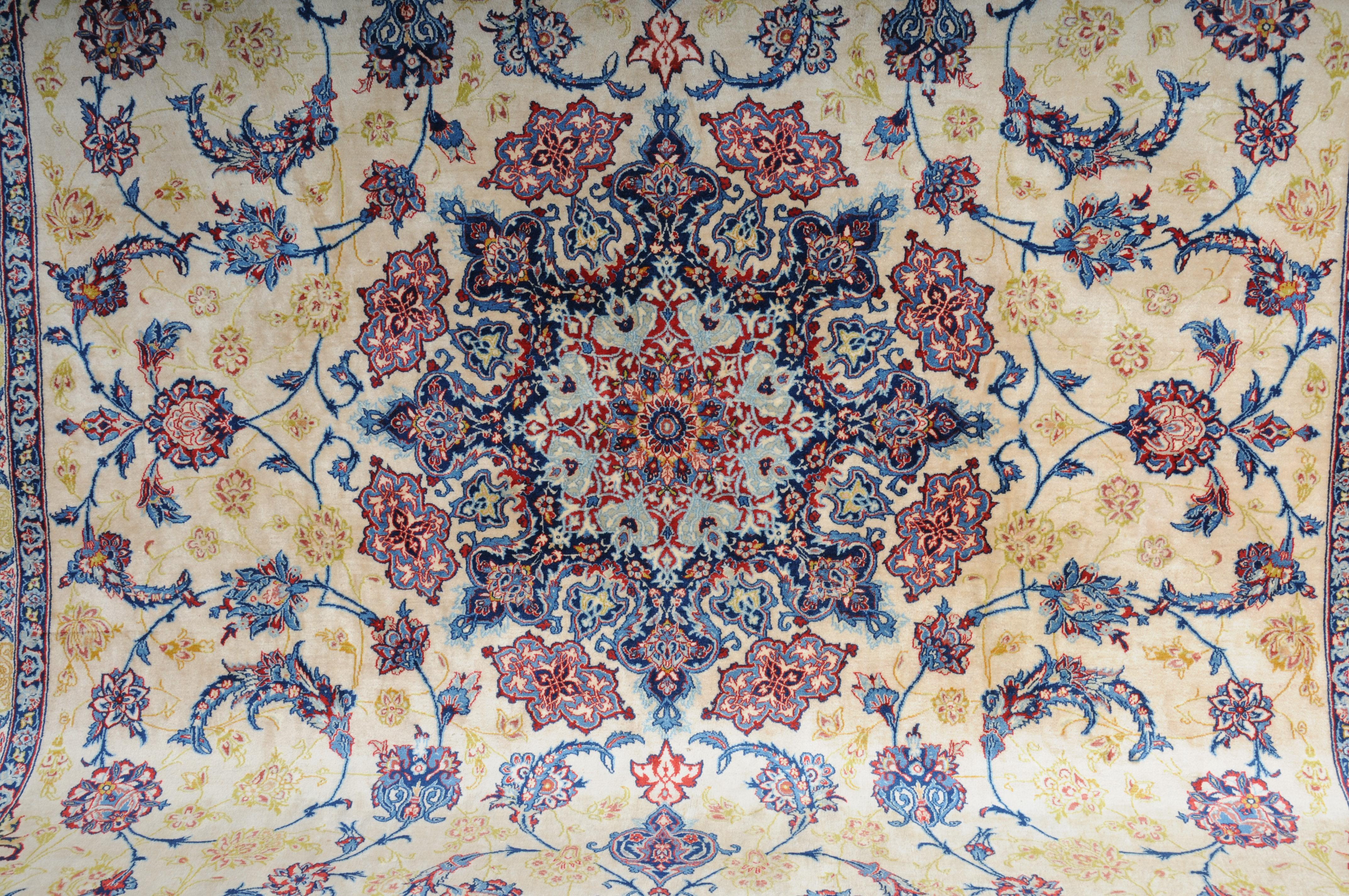 Fein geknüpfter luxuriöser Isfahan-Seidenteppich mit Seide. im Angebot 5