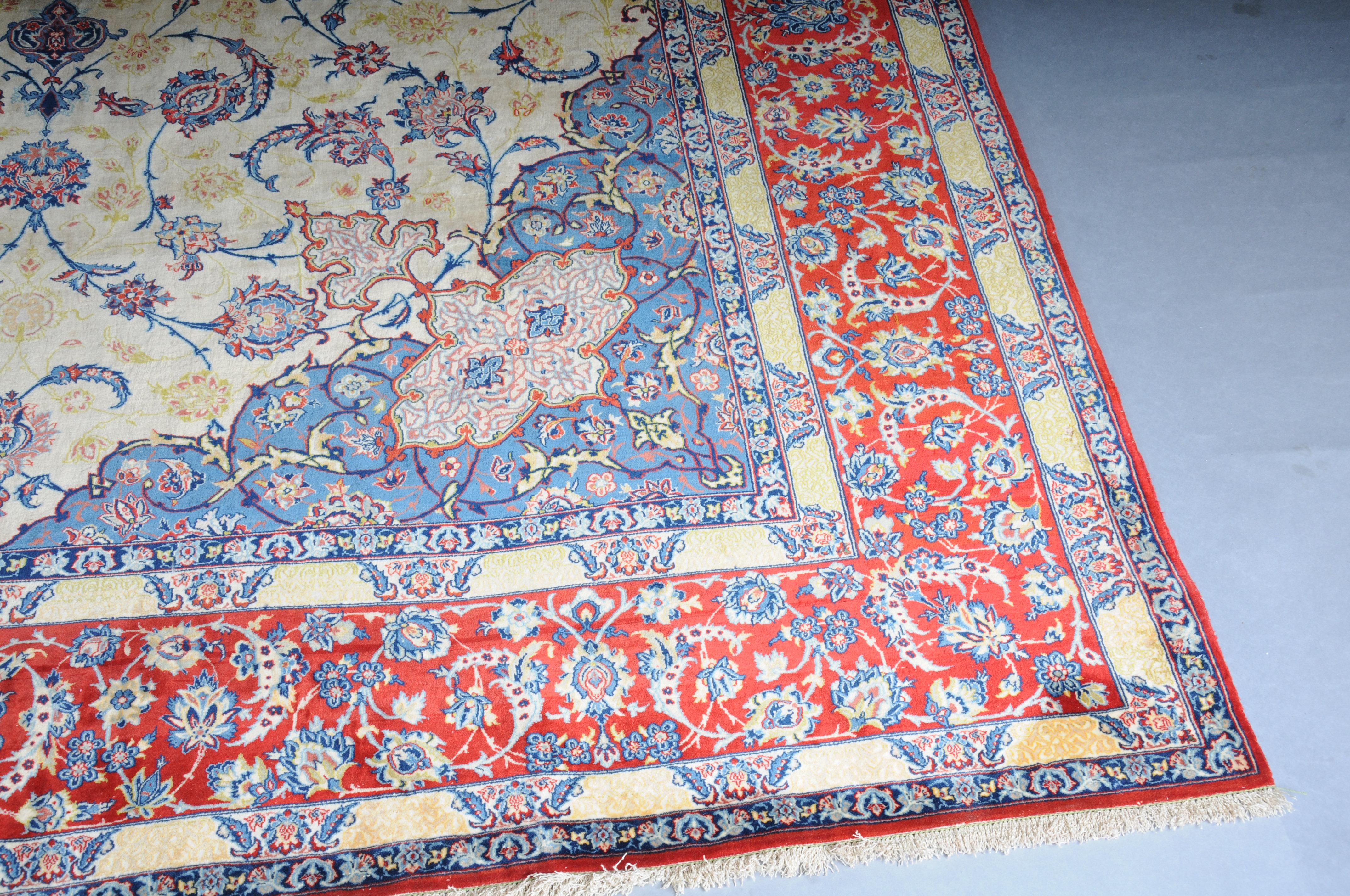 Fein geknüpfter luxuriöser Isfahan-Seidenteppich mit Seide. im Angebot 8