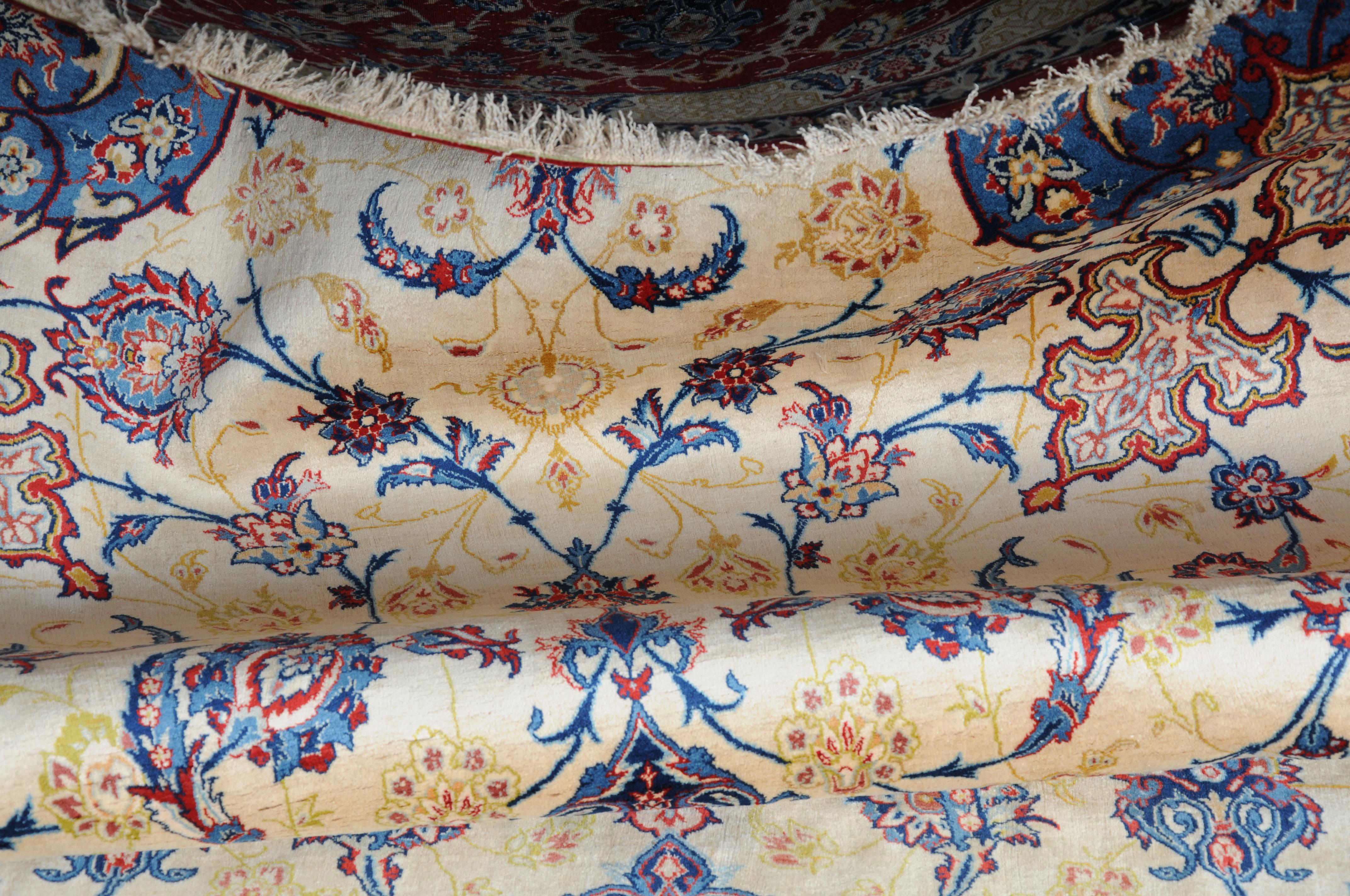 Fein geknüpfter luxuriöser Isfahan-Seidenteppich mit Seide. im Angebot 11