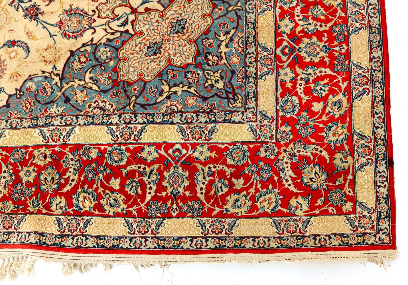 Fein geknüpfter luxuriöser Isfahan-Seidenteppich mit Seide.

Handgeknüpfter luxuriöser Isfahan-Seidenteppich mit Seide.
Seide mit Wolle. Hell, mit blauen und roten Ranken, mit einem blaugrundigen Medaillon in der Mitte. Größe ca. 312/211 cm (ca.