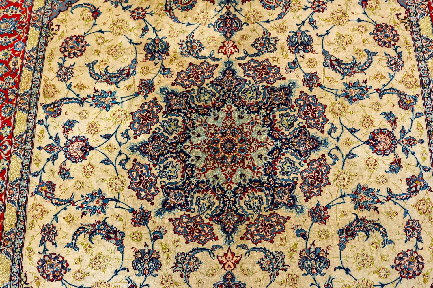 Fein geknüpfter luxuriöser Isfahan-Seidenteppich mit Seide. (Persisch) im Angebot
