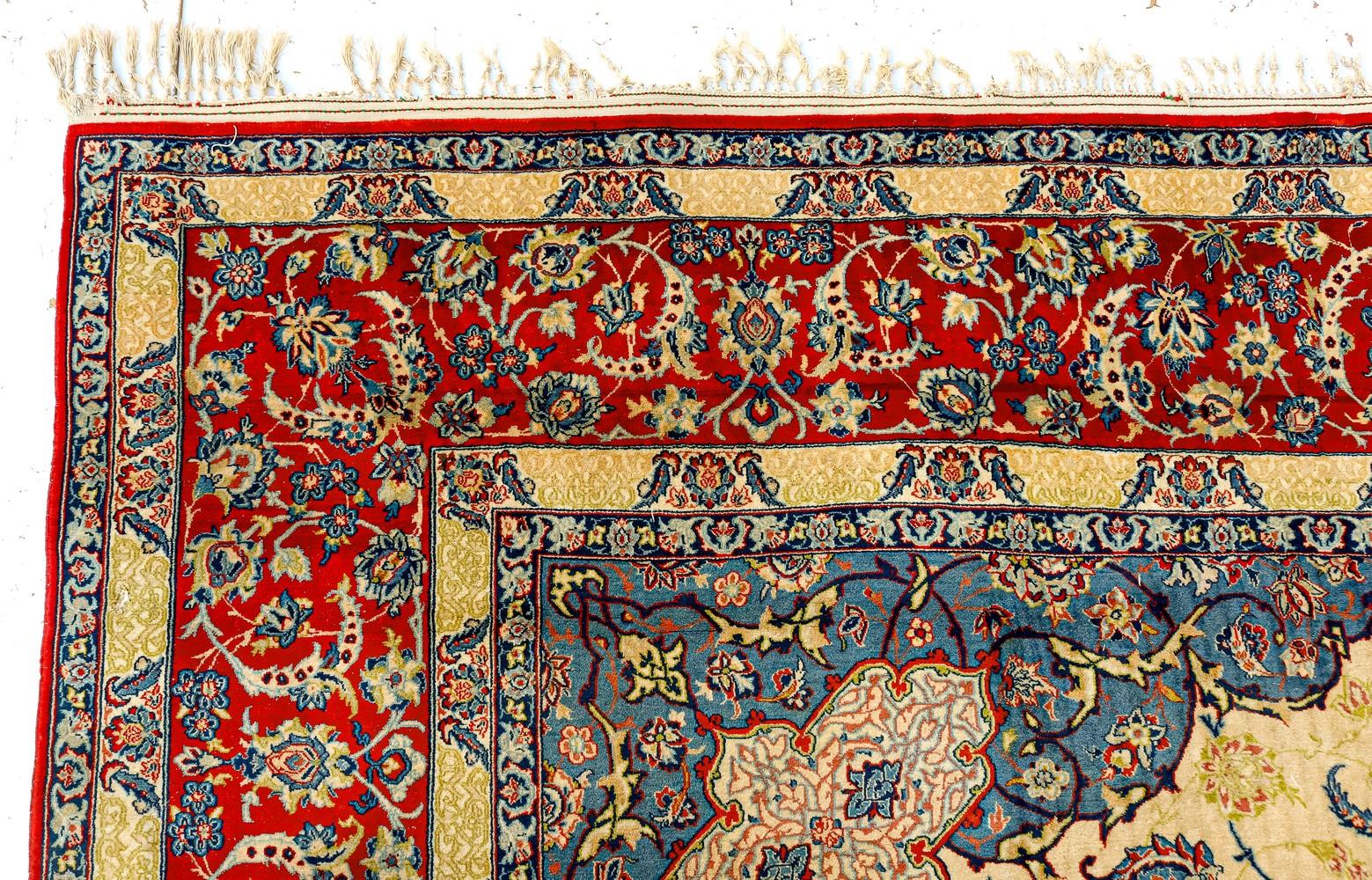 Fein geknüpfter luxuriöser Isfahan-Seidenteppich mit Seide. (Gemalt) im Angebot