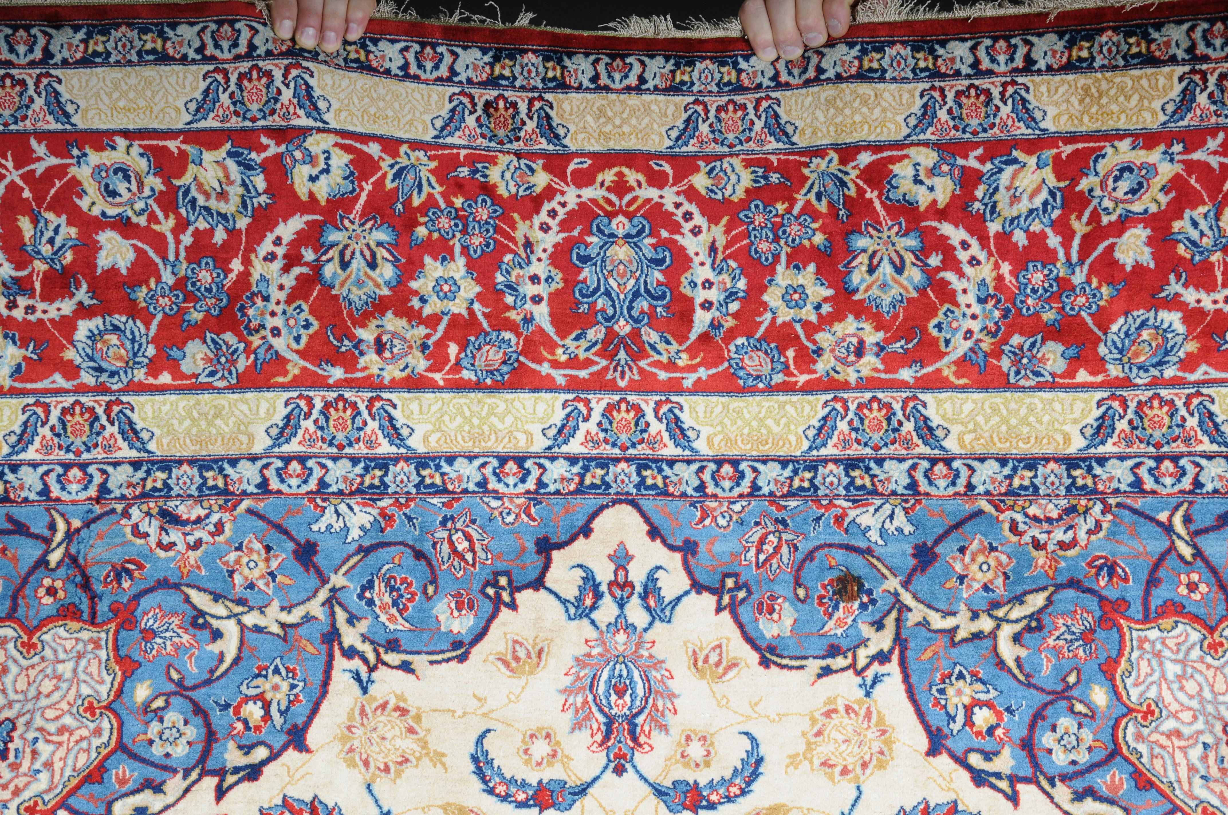 Fein geknüpfter luxuriöser Isfahan-Seidenteppich mit Seide. im Angebot 2