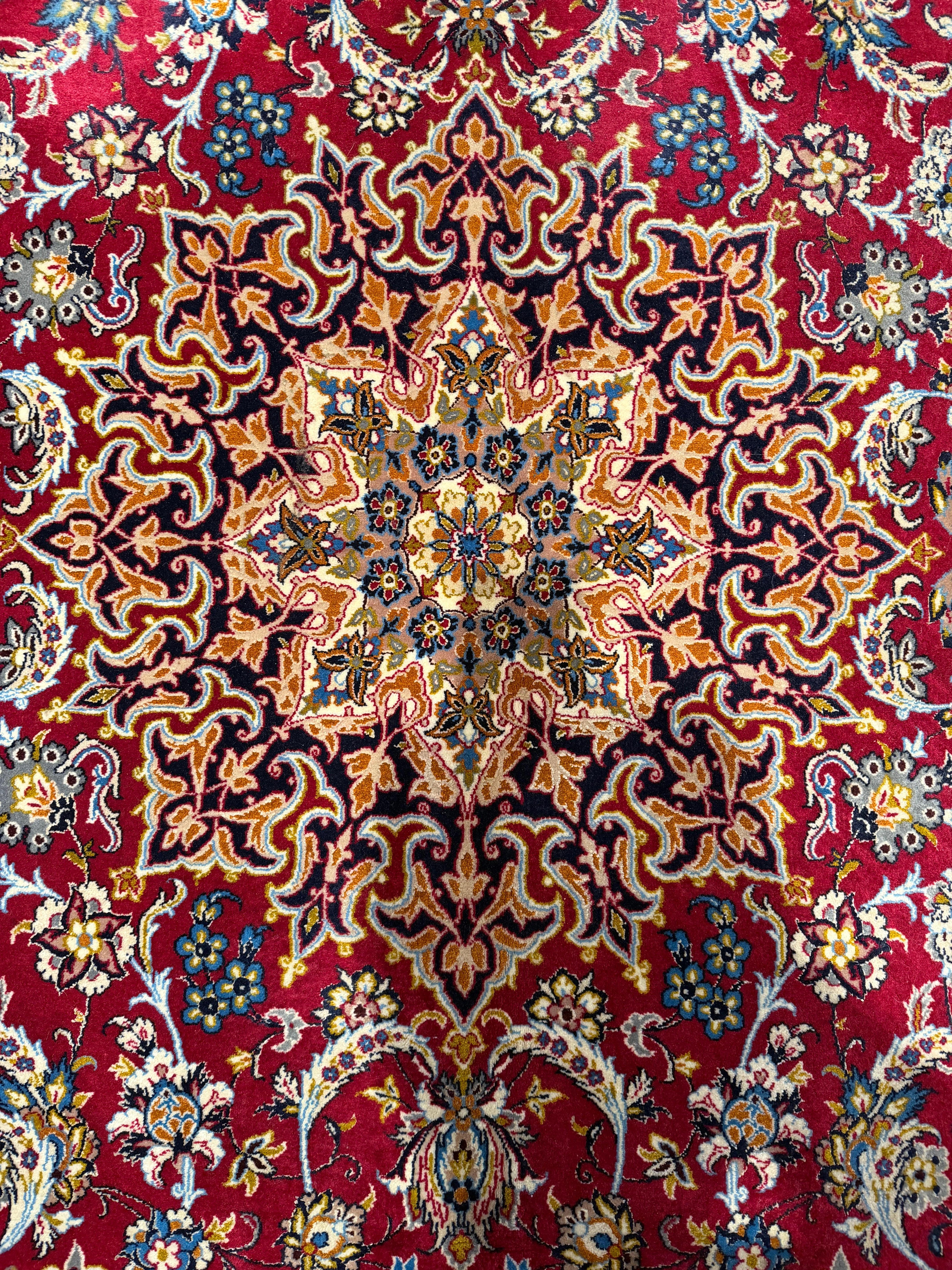 Finely Knotted Persian Isfahan Carpet with Rich Floral Medallion Design In Good Condition For Sale In Berlin, DE