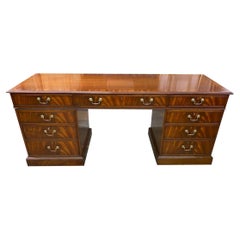 Credenza de rodillas de caoba de estilo georgiano finamente elaborada
