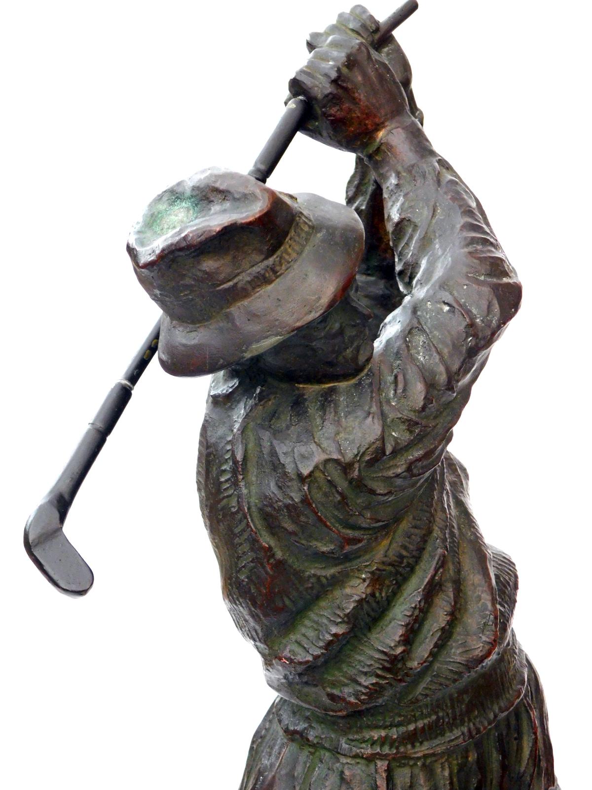 Milieu du XXe siècle Figure d'un golfeur en bronze patiné finement modelé d'époque en vente