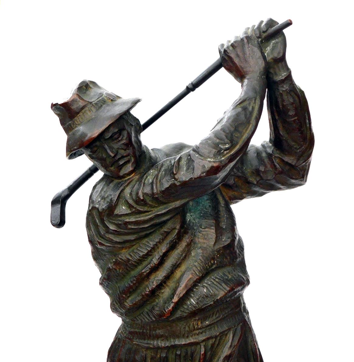 Bronzo Figura in bronzo patinato d'epoca finemente modellata di un giocatore di golf in vendita