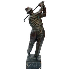 Figura de bronce patinado de época finamente modelada de un golfista