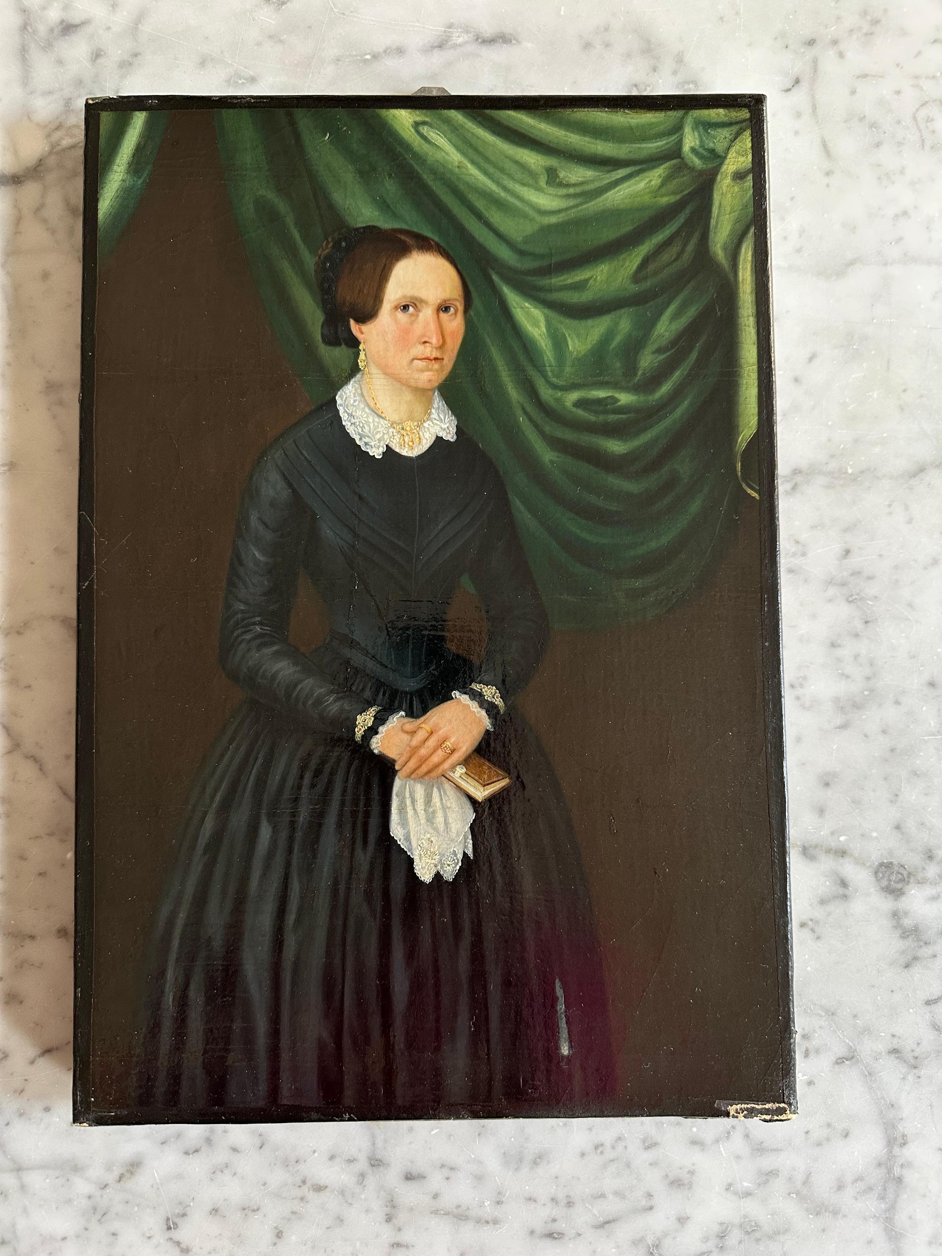 Cet exquis portrait Biedermeier datant d'environ 1820 est un véritable joyau de la peinture allemande du début du XIXe siècle. Exécuté avec une finesse remarquable, le tableau représente une dame assise, vêtue d'une robe noire stricte, le regard