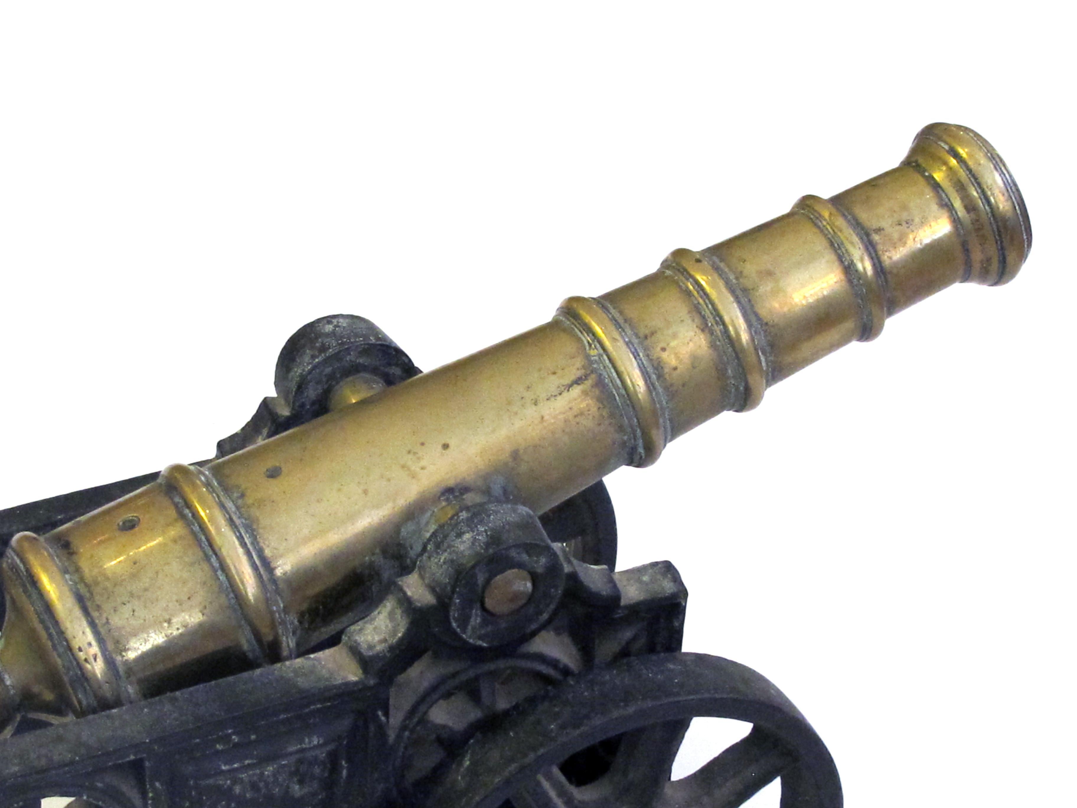 Victorien Canon ornemental en laiton de l'époque victorienne sur un chariot en fonte, finement rendu en vente