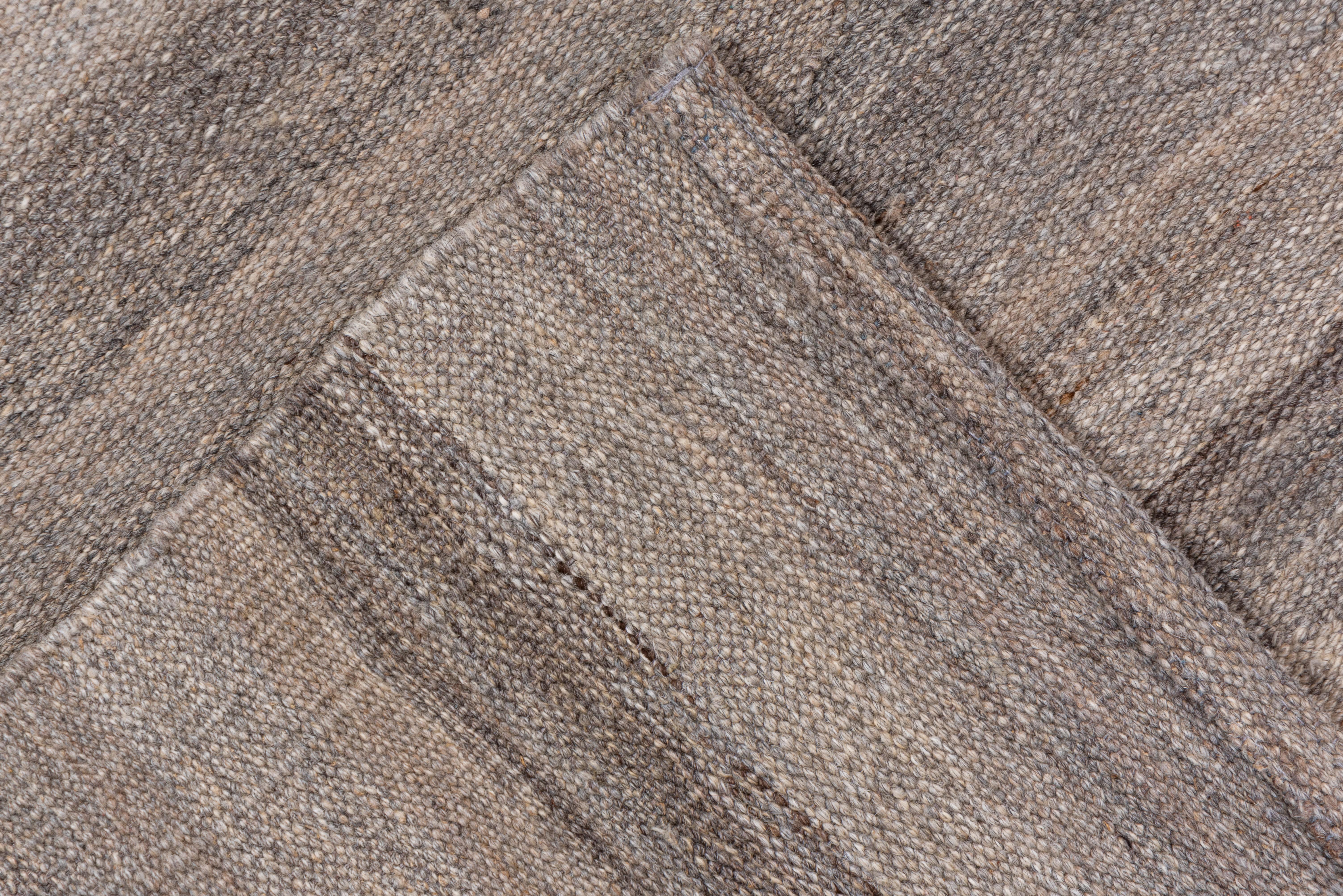Fein gewebter afghanisch-grauer Flachgewebe-Teppich mit kontrastierenden neutralen Tönen (Kelim) im Angebot