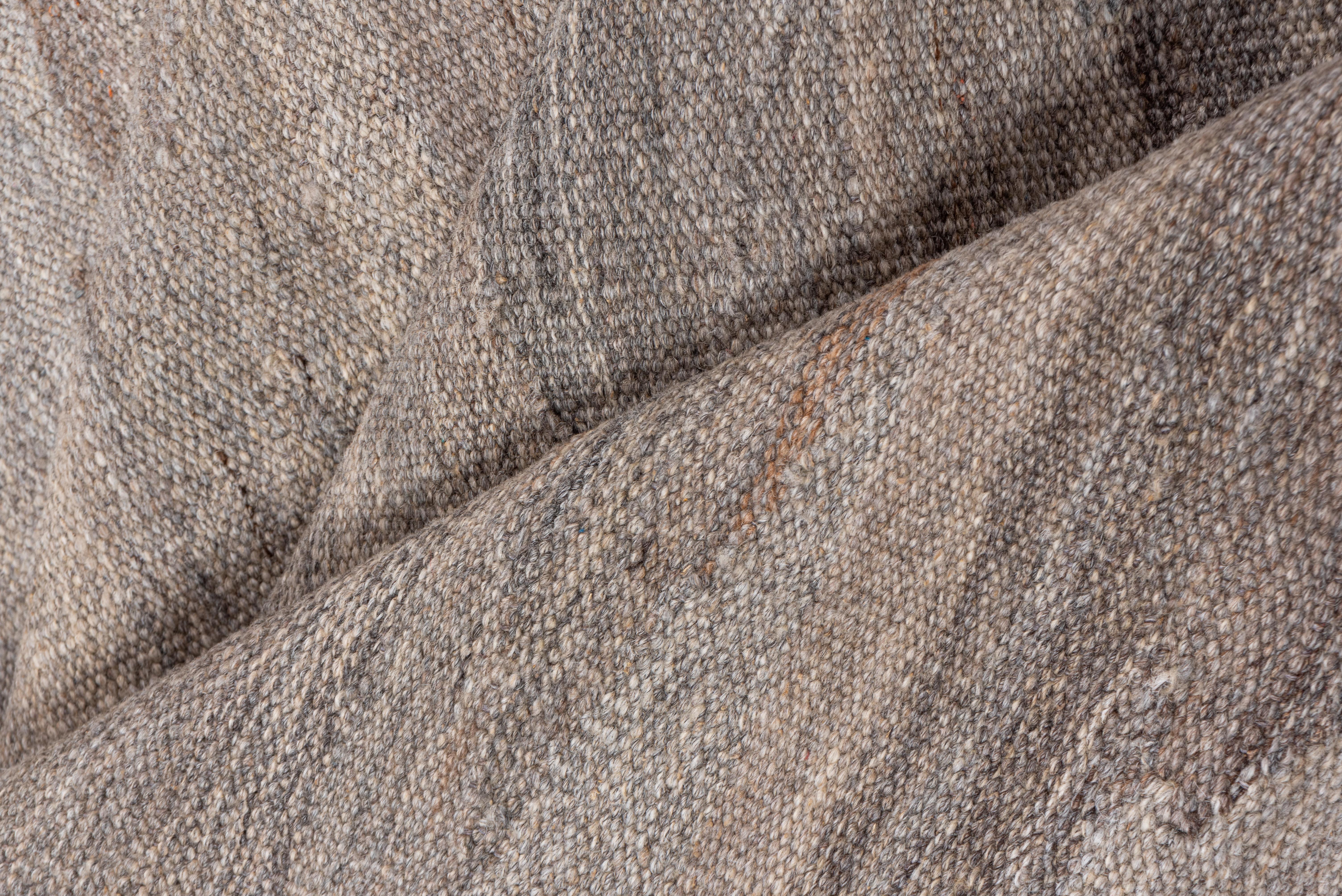 Fein gewebter afghanisch-grauer Flachgewebe-Teppich mit kontrastierenden neutralen Tönen (Afghanisch) im Angebot