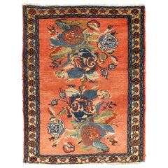 Kleiner, fein gewebter antiker Bakhtiar-Teppich mit Blumenbouquets und lachsfarbenen Blumen