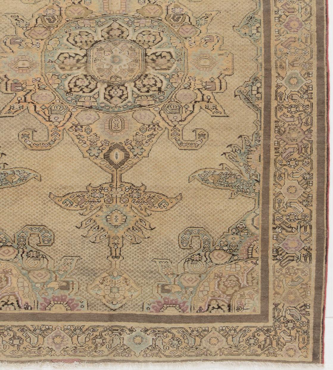 4'6 x 6'3. Dieses fein gewebte Stück hat eine außergewöhnlich samtige Wolle mit niedrigem Flor. Das Muster eines zentralen Medaillons mit geschwungenen Vogelkopfvorsprüngen wiederholt sich in den Ecken in Vierteln. Es handelt sich in Wirklichkeit um