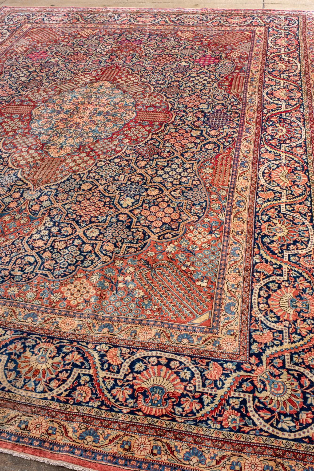 Persiano Kashan antico finemente tessuto con un medaglione smerlato in vendita