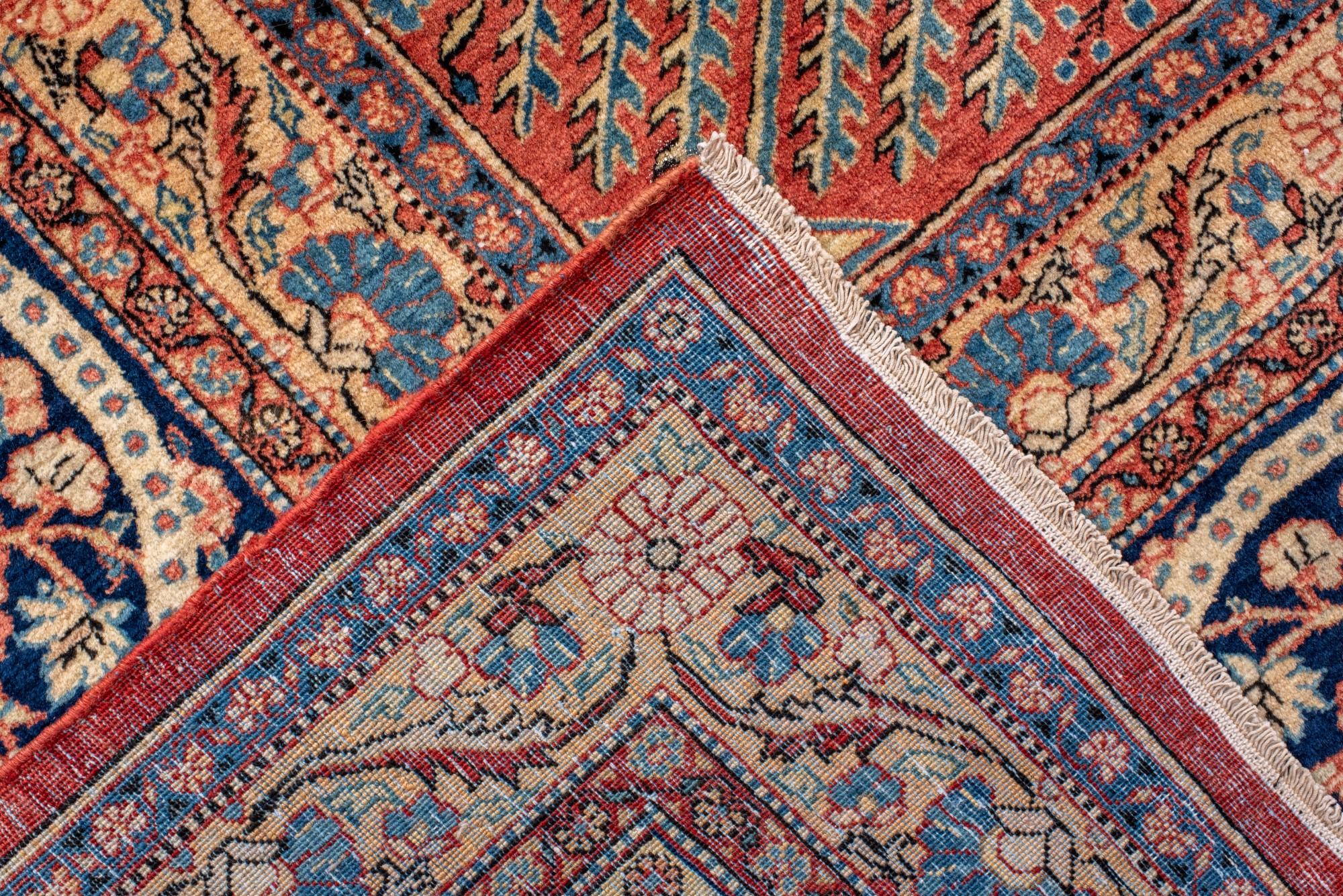 XX secolo Kashan antico finemente tessuto con un medaglione smerlato in vendita
