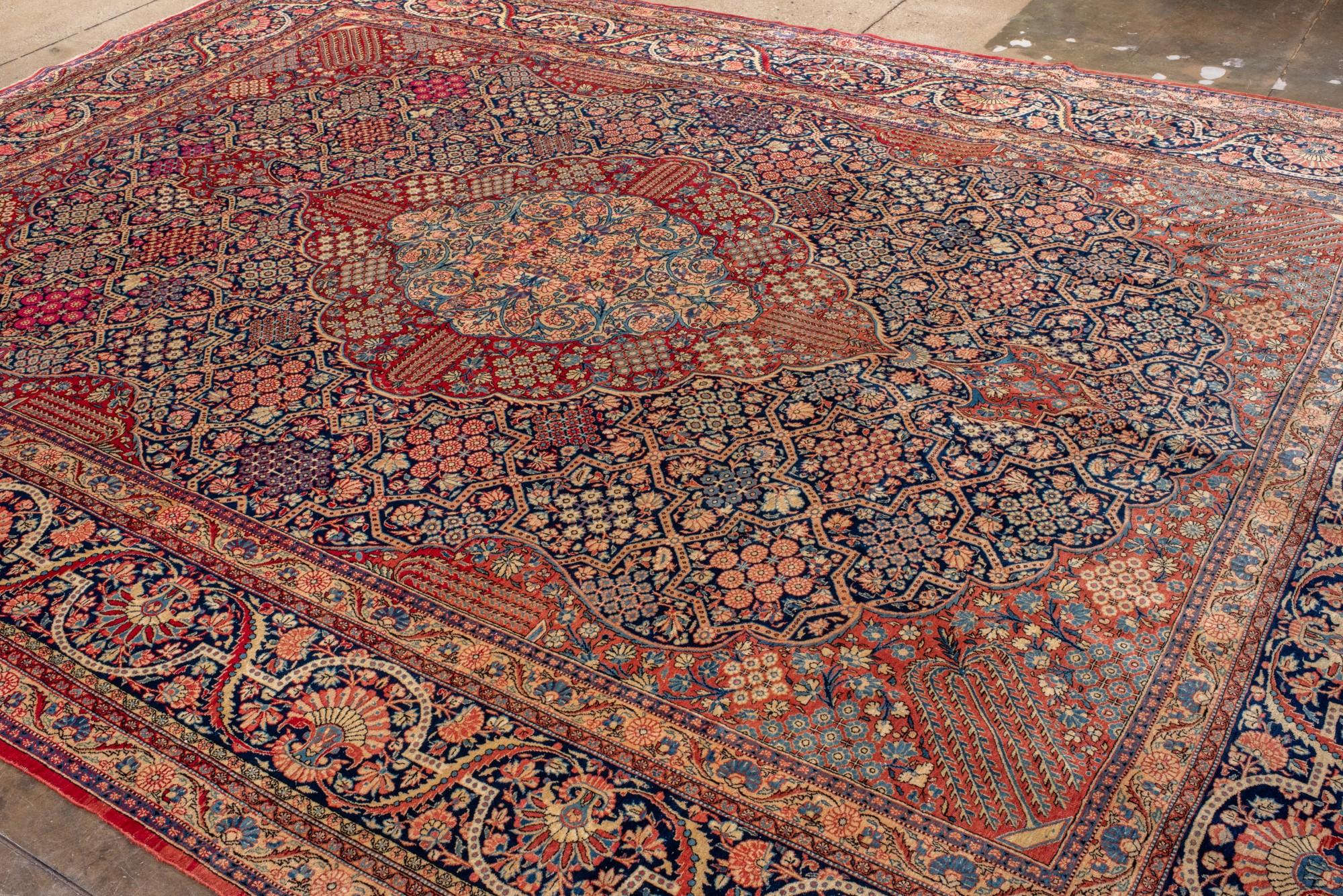 Kashan antico finemente tessuto con un medaglione smerlato in vendita 1