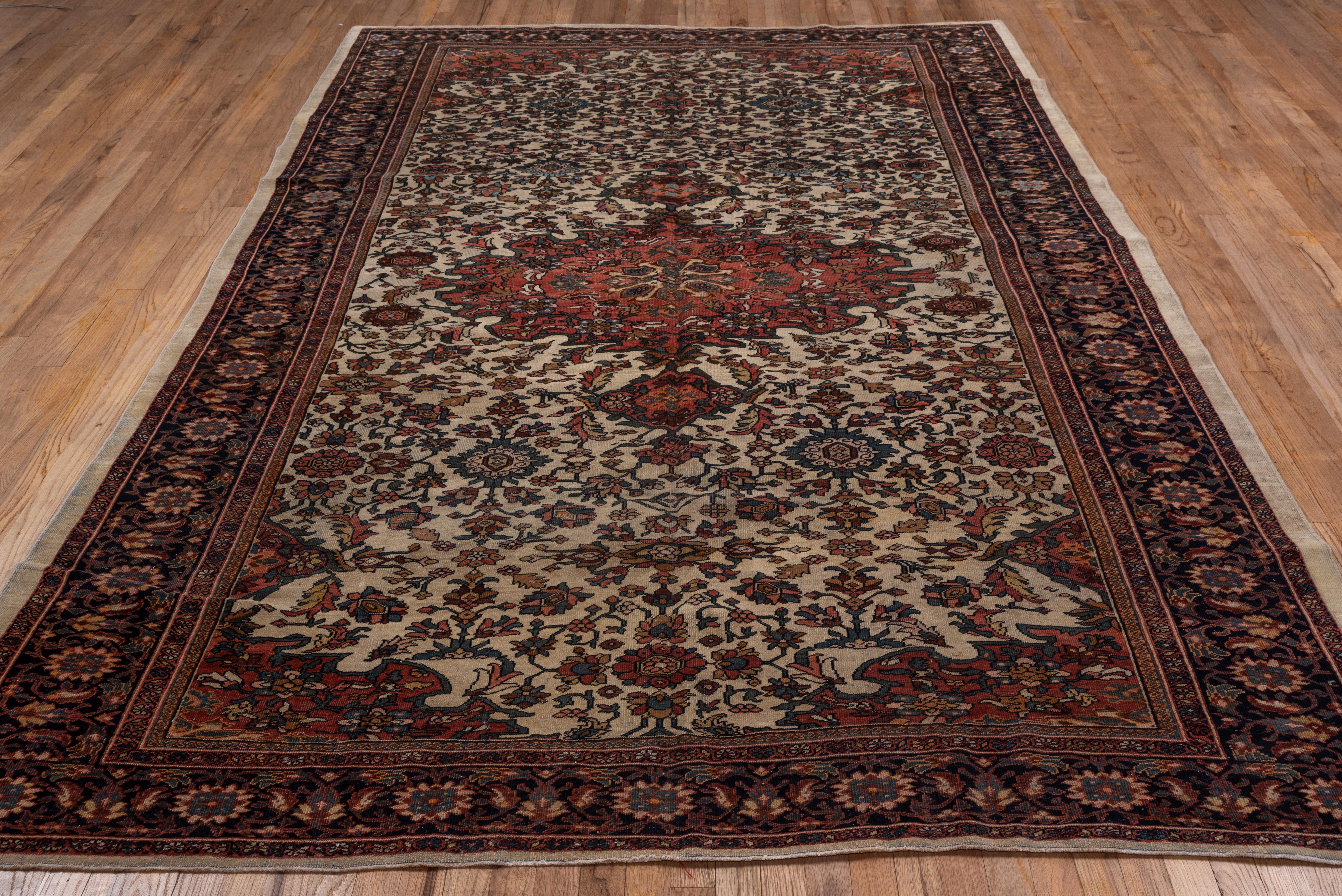 Fein gewebter antiker persischer Farahan Sarouk-Teppich, elfenbeinfarben, dunkle Bordüren (Sarouk Farahan) im Angebot