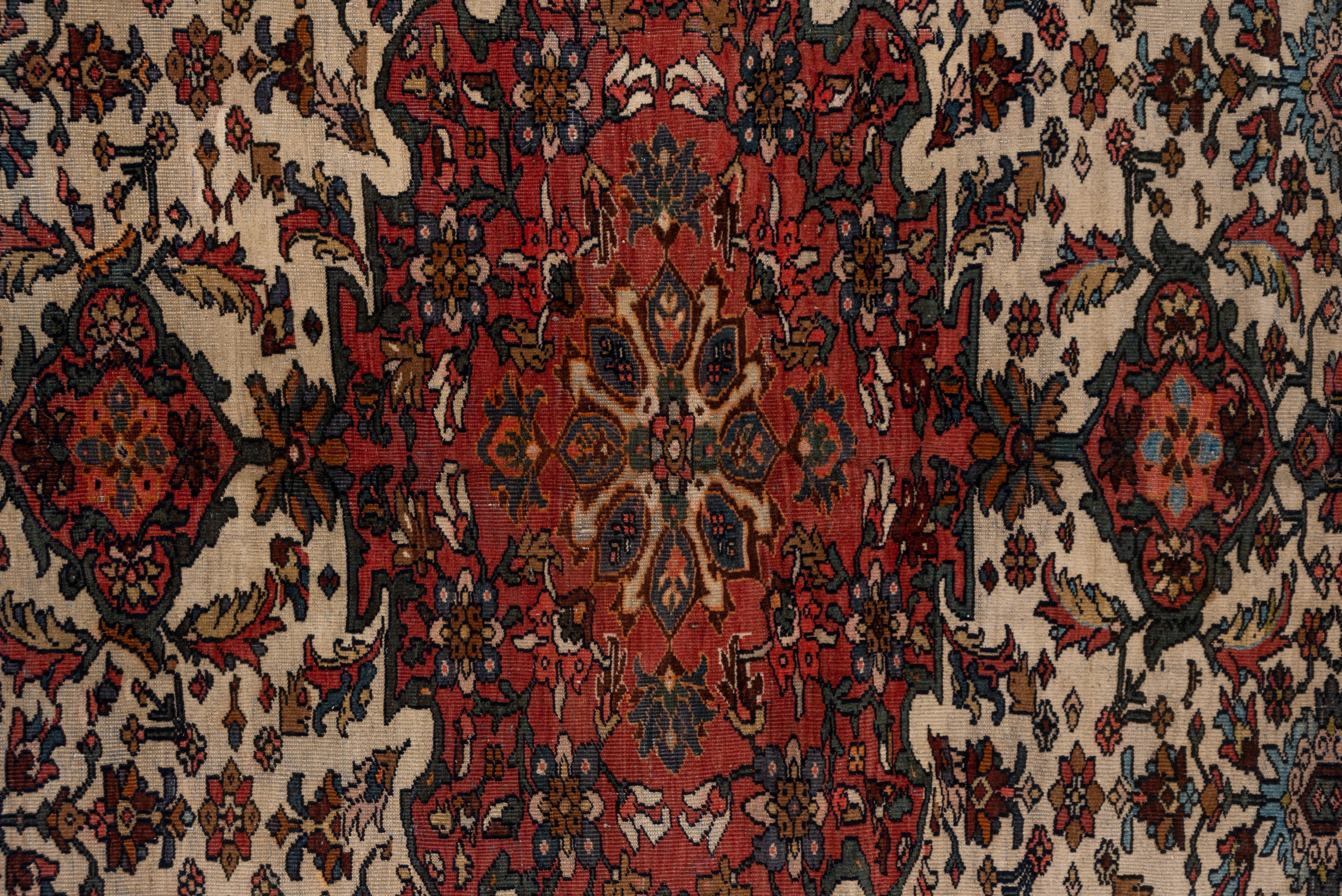 Fein gewebter antiker persischer Farahan Sarouk-Teppich, elfenbeinfarben, dunkle Bordüren (Persisch) im Angebot