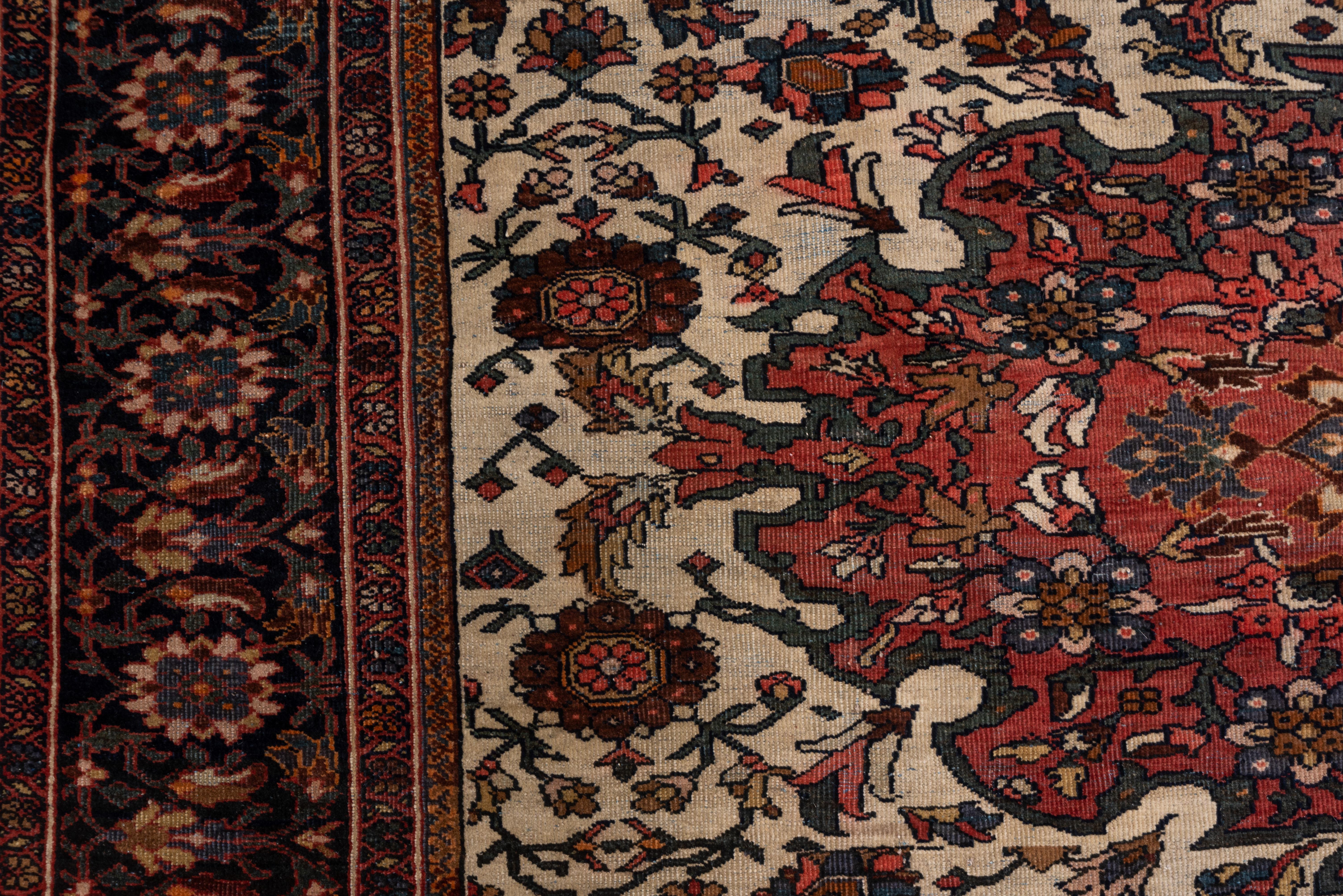 Fein gewebter antiker persischer Farahan Sarouk-Teppich, elfenbeinfarben, dunkle Bordüren im Zustand „Gut“ im Angebot in New York, NY