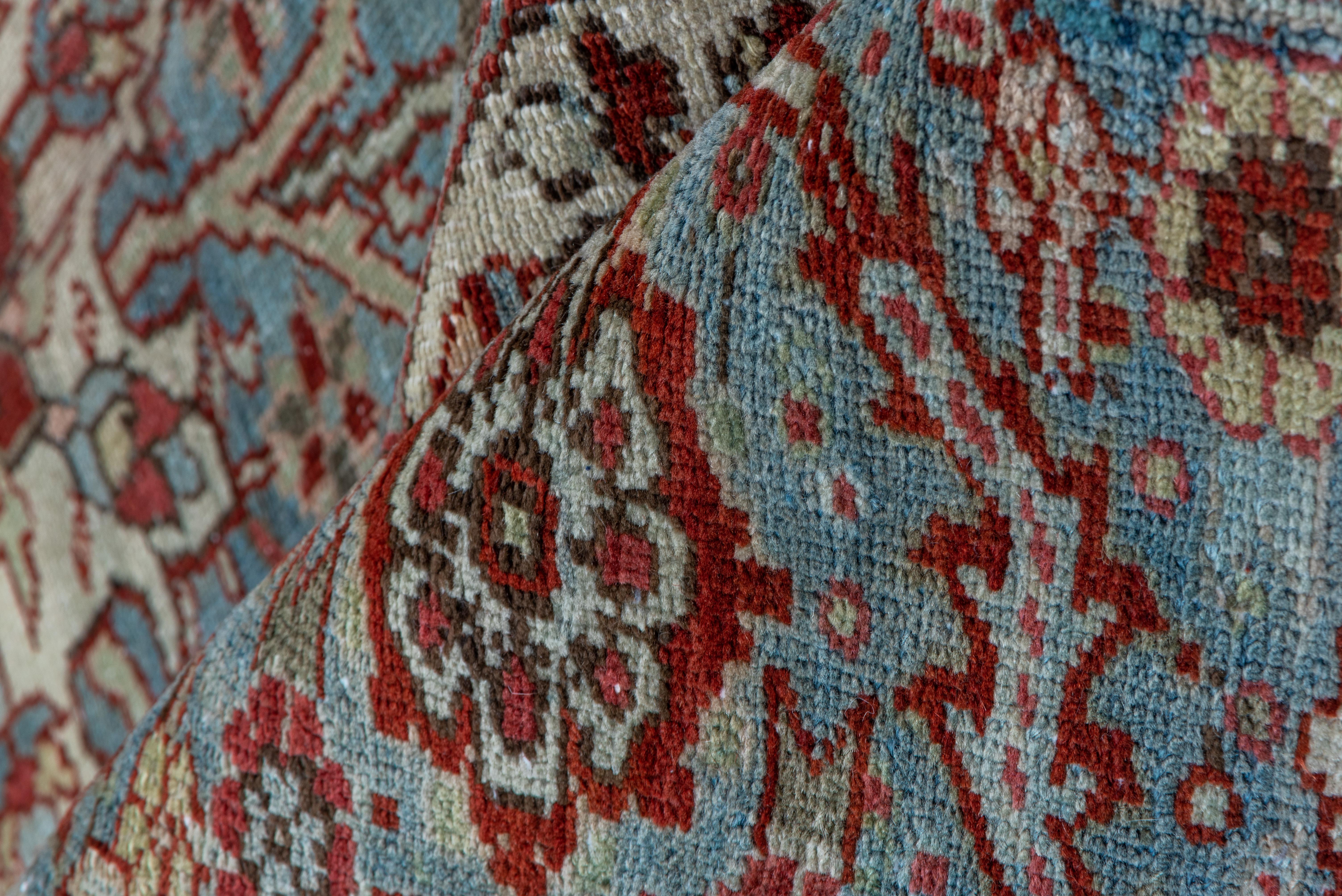 Dieser gut erhaltene nordwestpersische Dorfteppich hat ein halbgeometrisches Muster, das mit einem blaugrünen, innen gelappten Oktogramm-Medaillon beginnt, das vorspringende Palmetten einschließt. Auf dem Rotkrautgrund sind viele gebogene Blätter