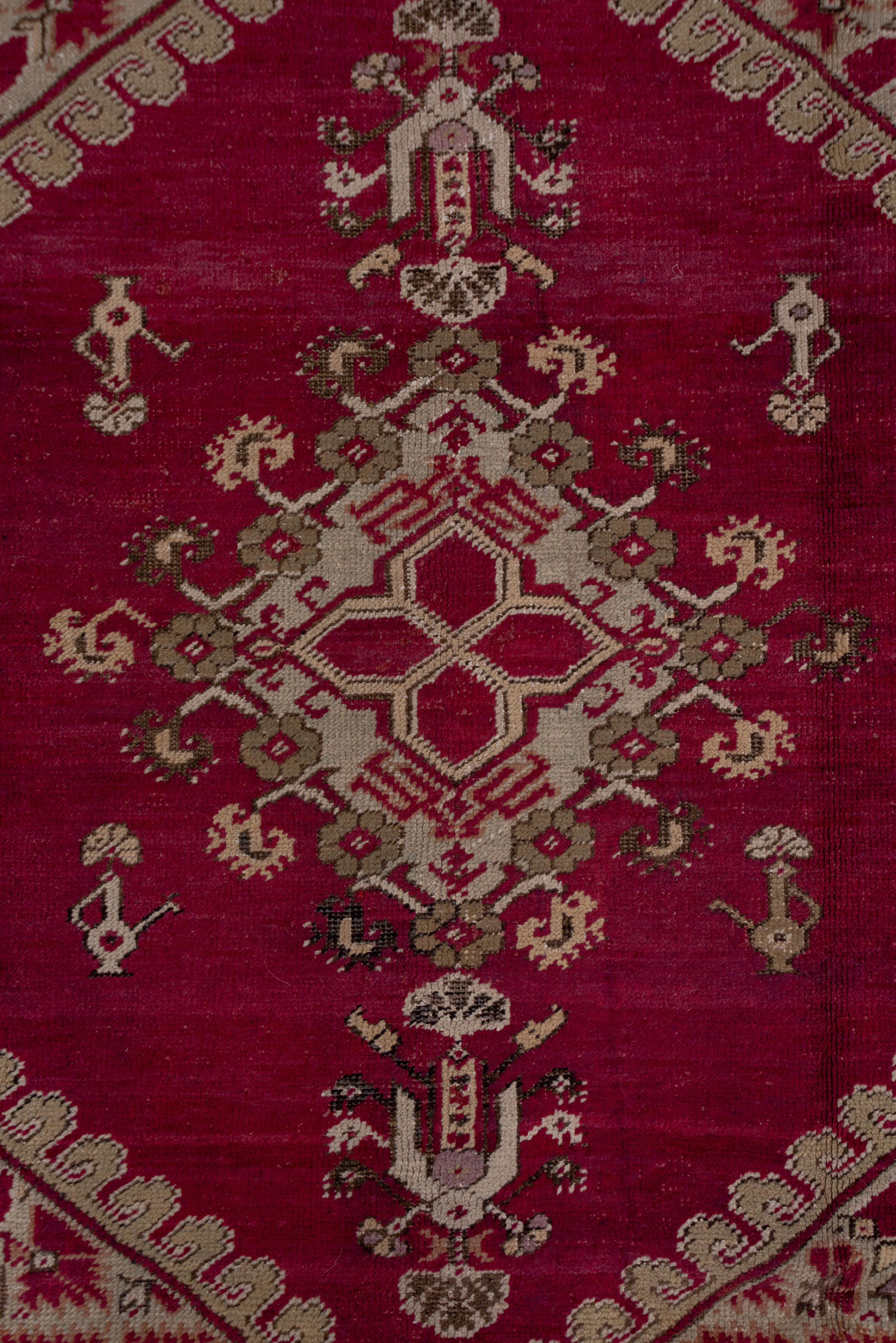 Fein gewebter antiker türkischer Ghiordes-Teppich, rubinrotes Feld, um 1900 (Handgeknüpft) im Angebot