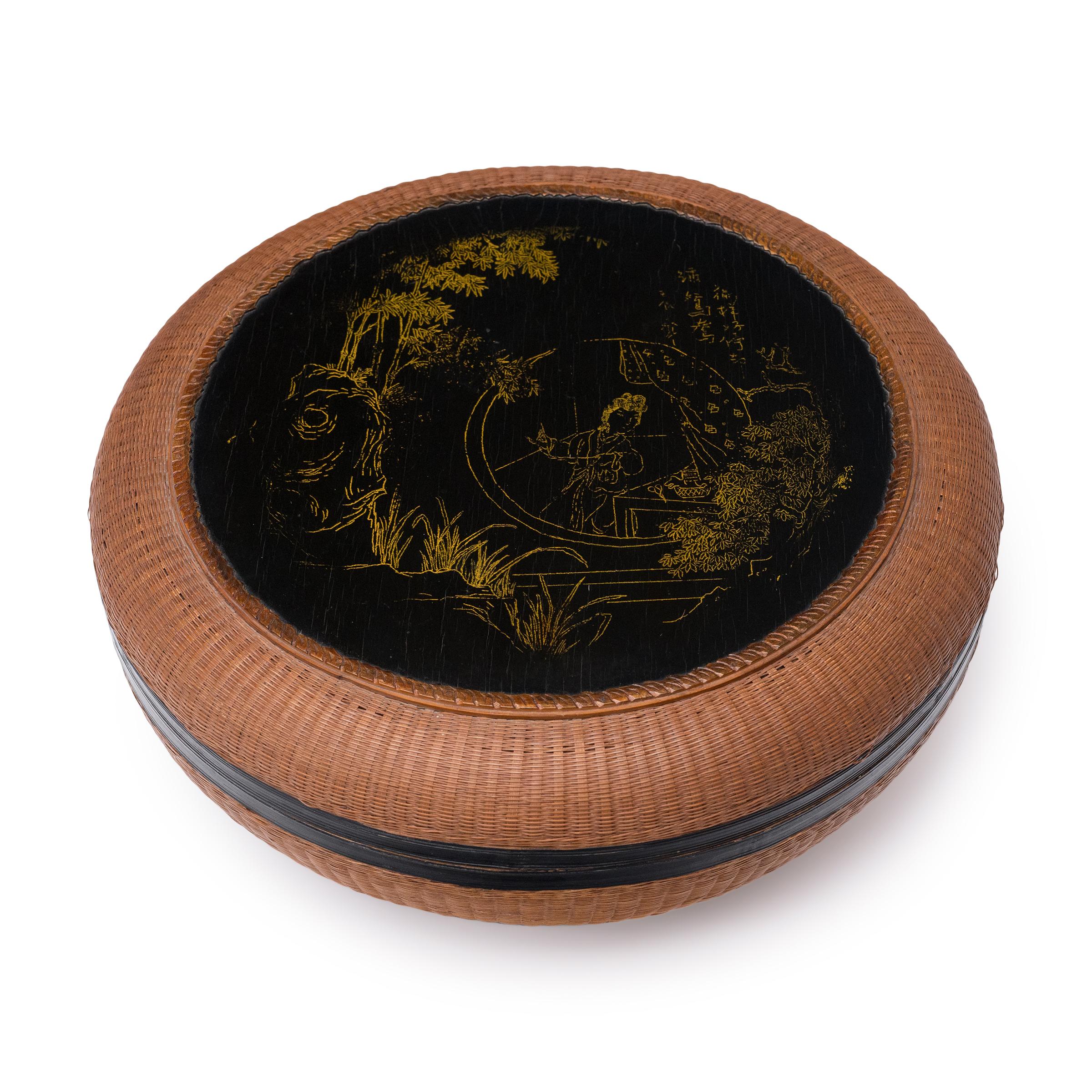 Finement tressée autour d'un panneau de laque peinte, cette boîte à couture ronde de la fin du XIXe siècle est un bel exemple de vannerie chinoise. La boîte est tissée de fines bandes de bambou avec un design-Light, l'intérieur étant tissé de motifs