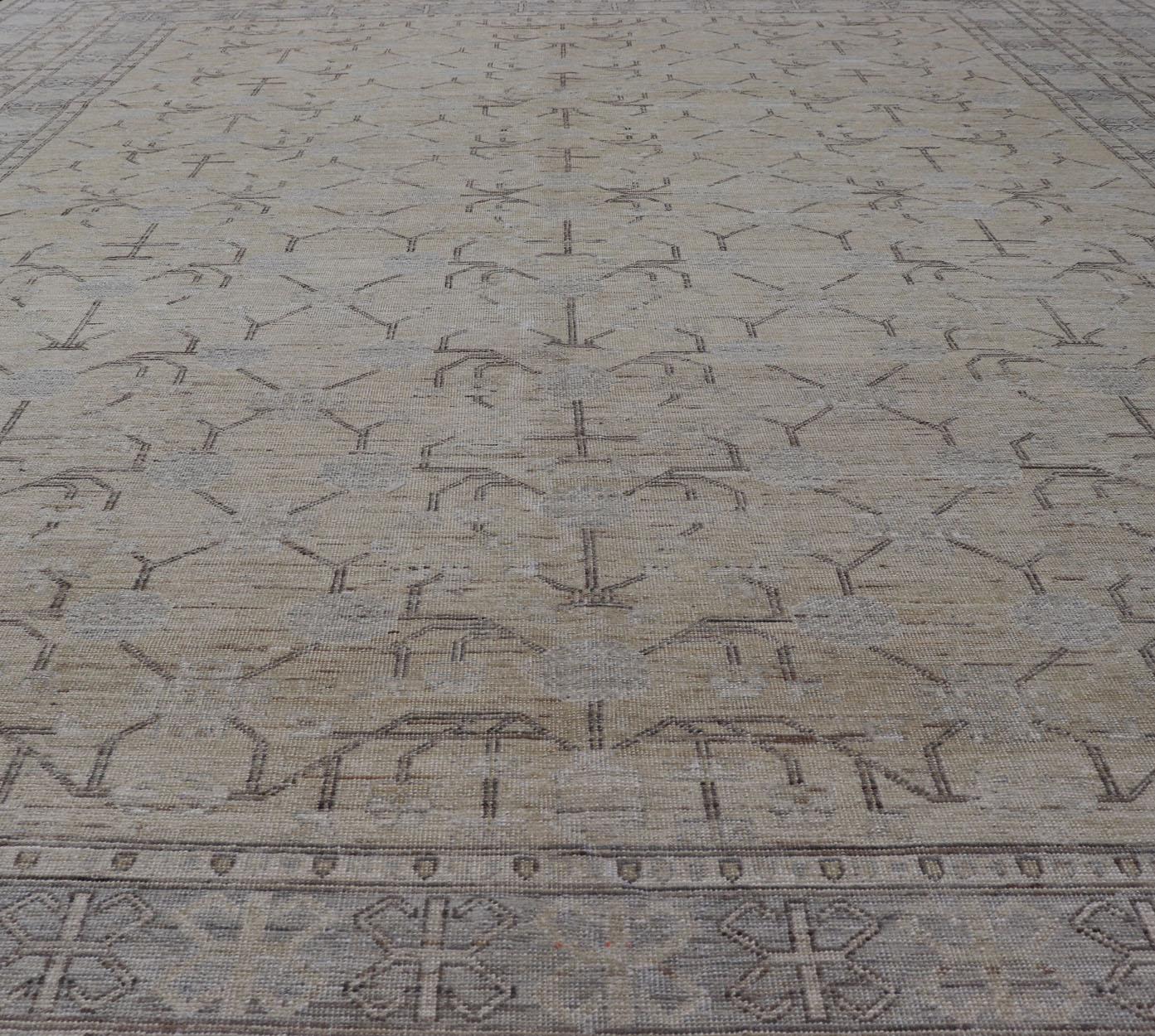 Fein gewebter Khotan-Teppich mit geometrischem All-Over-Muster von Keivan Woven Arts im Angebot 4