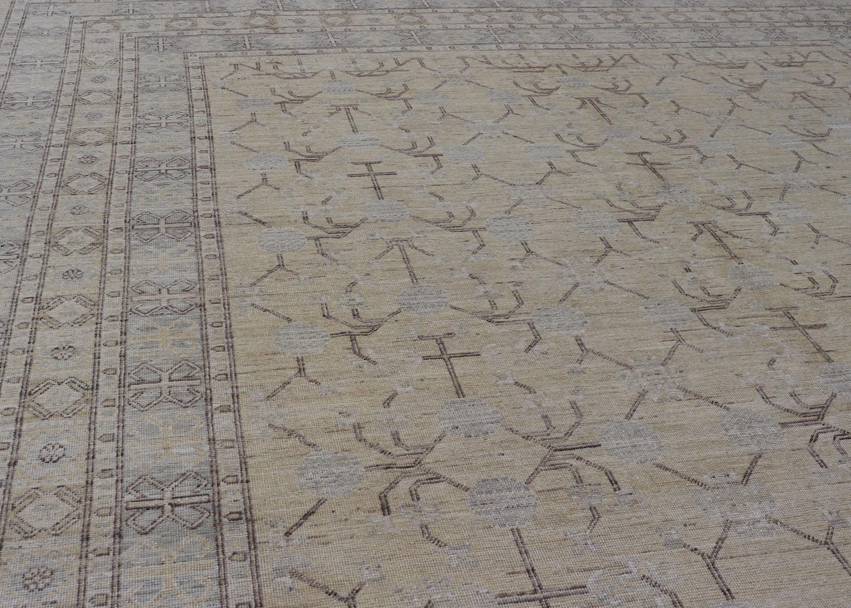 Fein gewebter Khotan-Teppich mit geometrischem All-Over-Muster von Keivan Woven Arts im Angebot 7