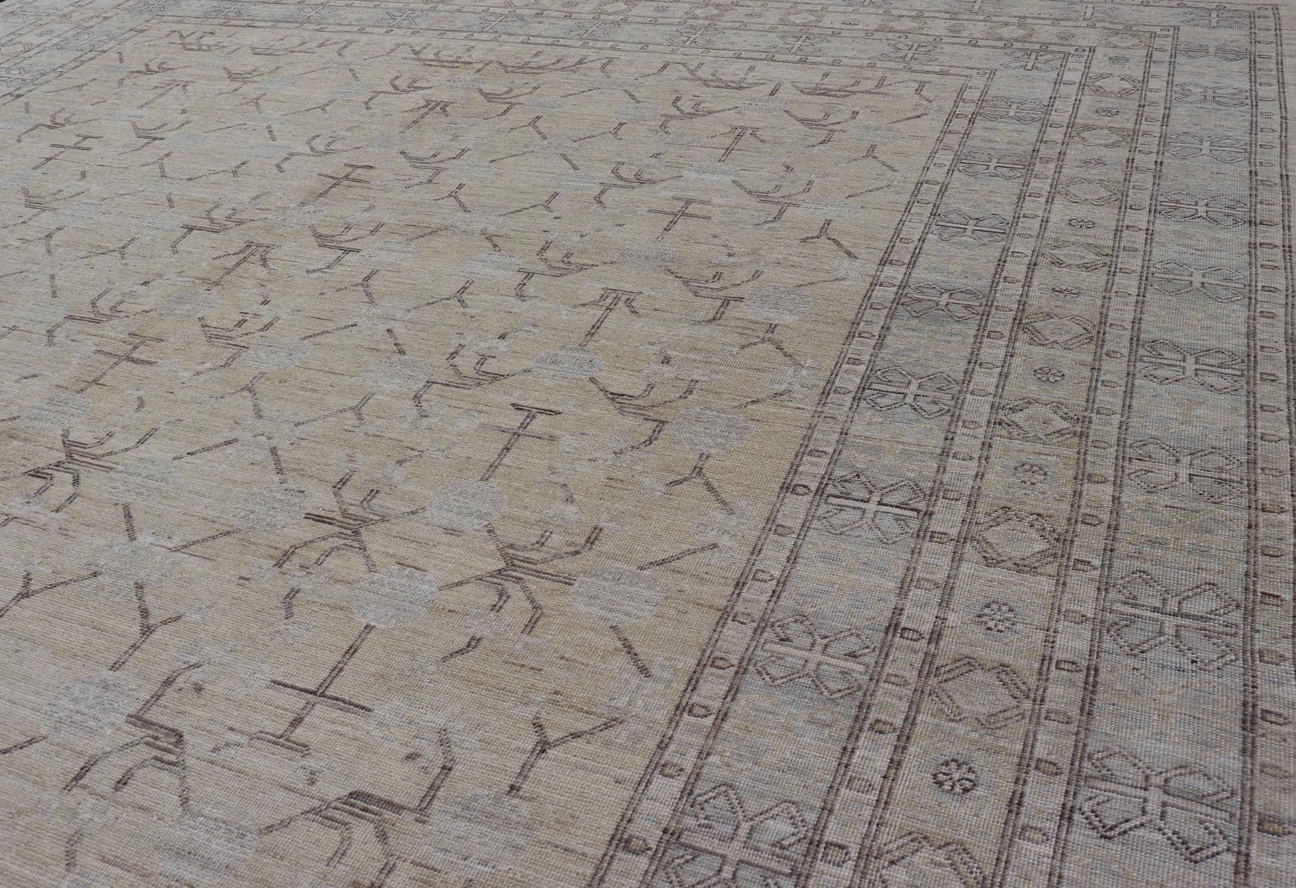 Fein gewebter Khotan-Teppich mit geometrischem All-Over-Muster von Keivan Woven Arts im Angebot 8