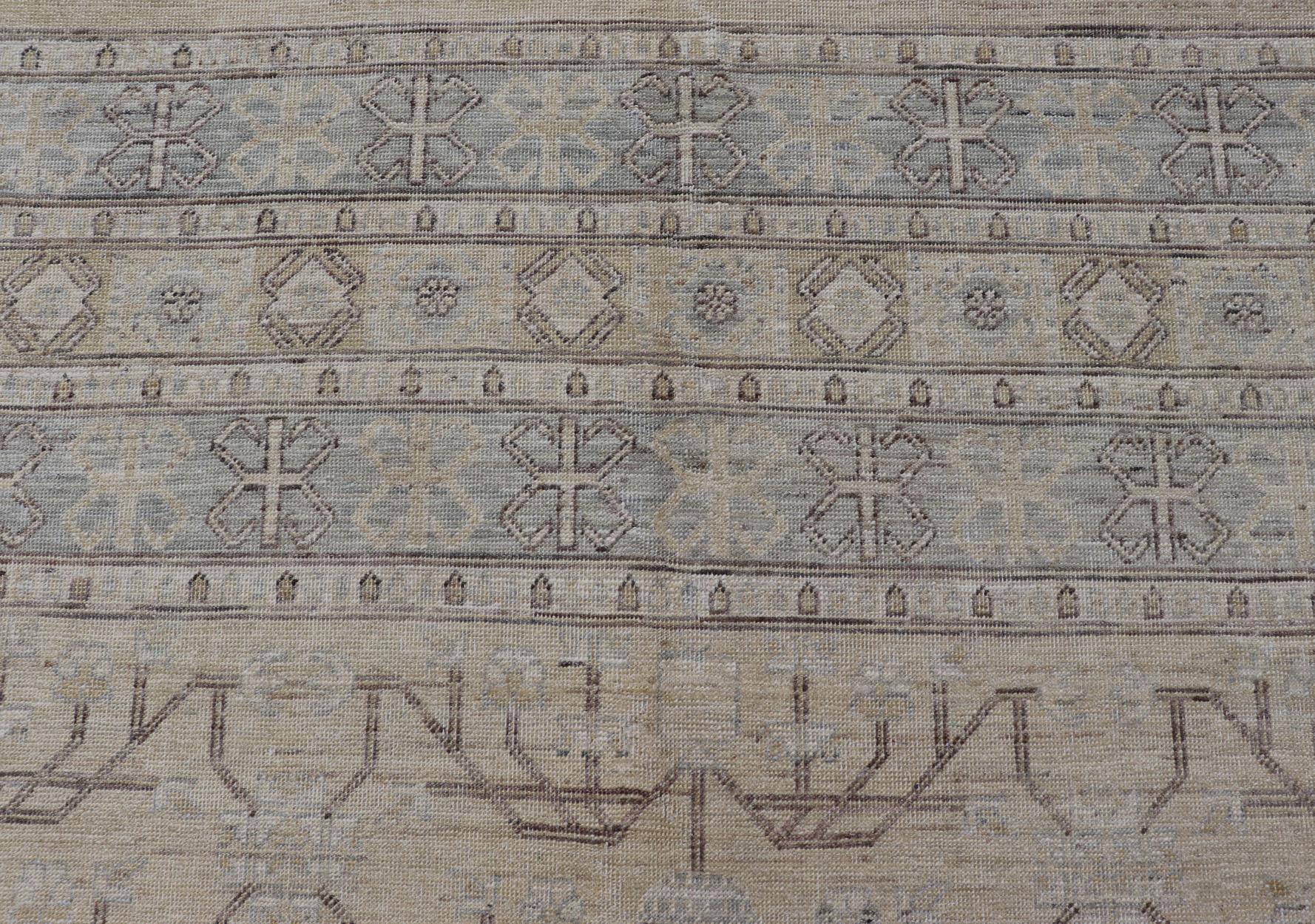 Fein gewebter Khotan-Teppich mit geometrischem All-Over-Muster von Keivan Woven Arts im Angebot 9