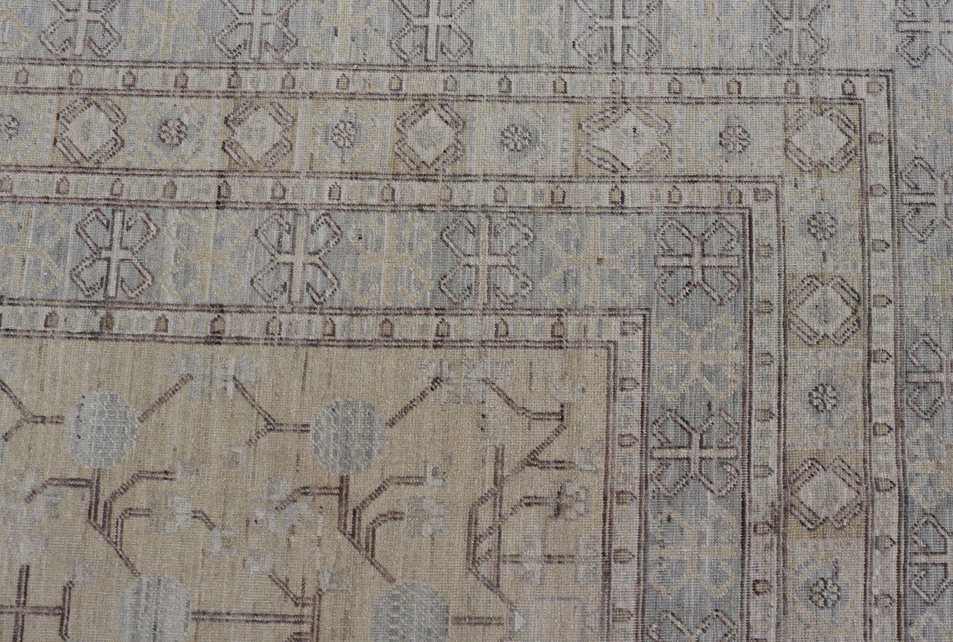 Fein gewebter Khotan-Teppich mit geometrischem All-Over-Muster von Keivan Woven Arts im Angebot 10
