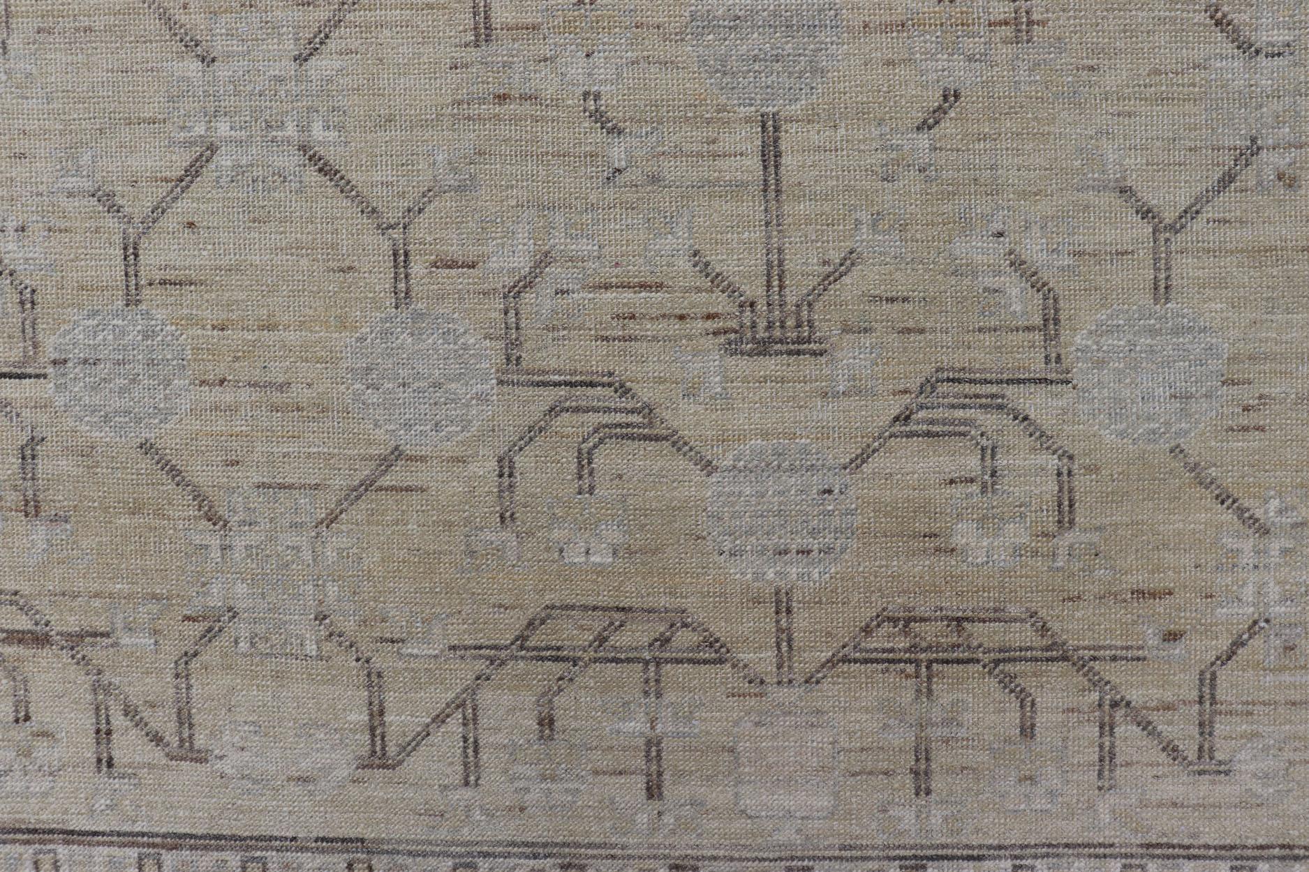 Fein gewebter Khotan-Teppich mit geometrischem All-Over-Muster von Keivan Woven Arts im Angebot 11