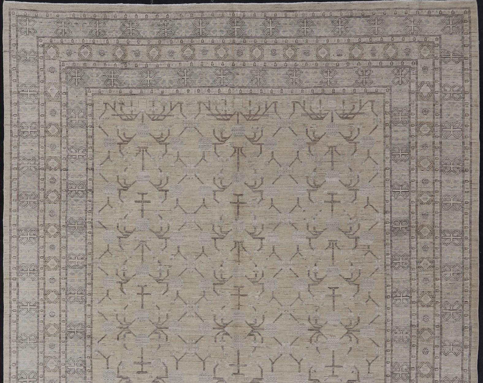 Maße: 10'2 x 13'10.
Hellgelber Khotan-Teppich mit geometrischen Motiven in Hellgelb, Grau und Braun. Fein gewebter Khotan-Teppich mit durchgehendem geometrischem Muster von Keivan Woven Arts / Teppich MP-1310-541, Herkunftsland / Art: Afghanistan /