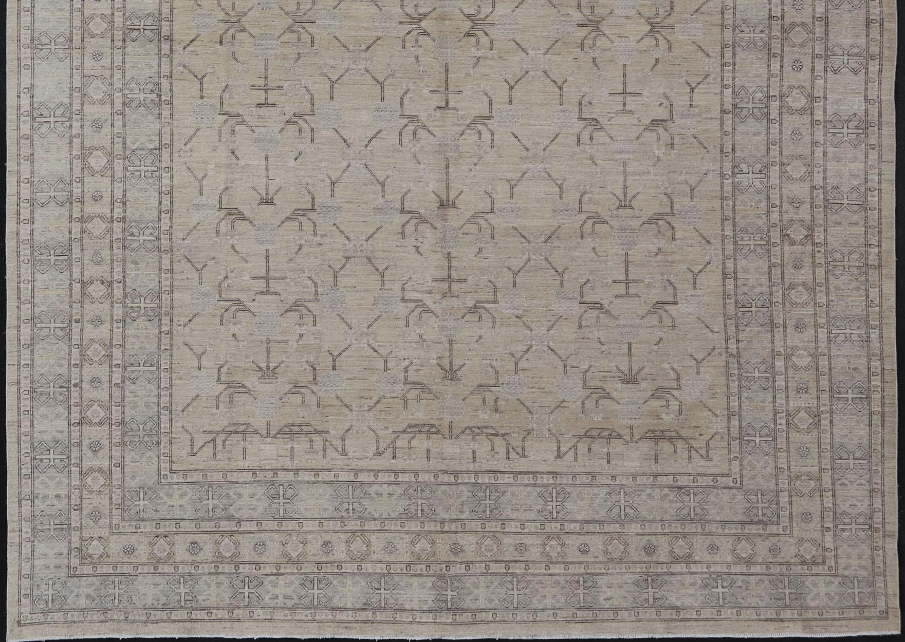 Fein gewebter Khotan-Teppich mit geometrischem All-Over-Muster von Keivan Woven Arts (Handgeknüpft) im Angebot