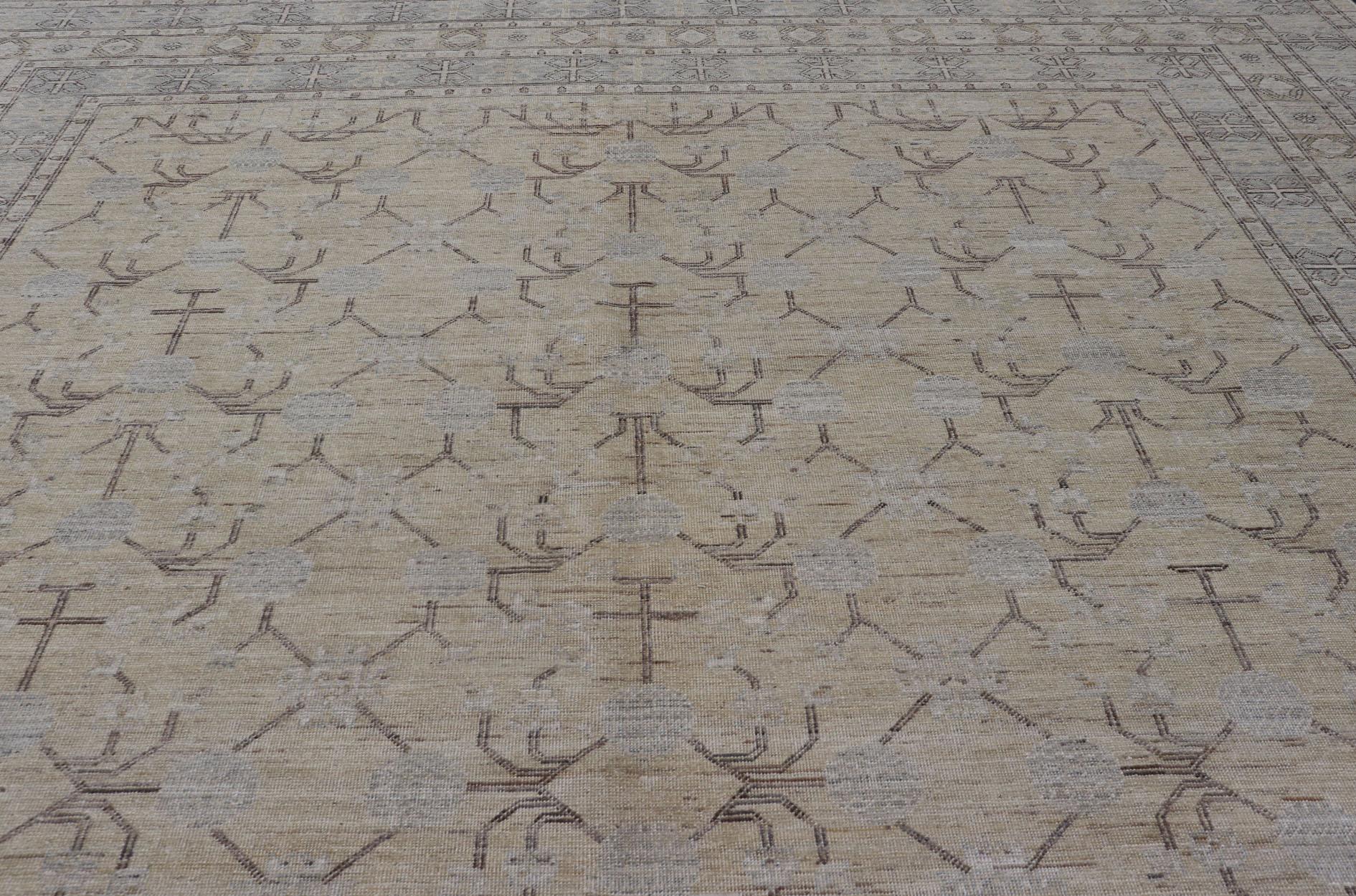 Fein gewebter Khotan-Teppich mit geometrischem All-Over-Muster von Keivan Woven Arts im Zustand „Neu“ im Angebot in Atlanta, GA