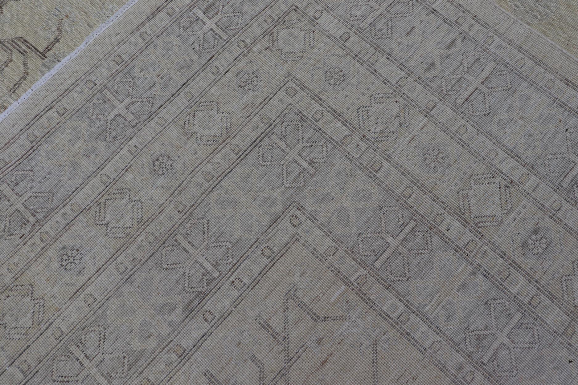 Fein gewebter Khotan-Teppich mit geometrischem All-Over-Muster von Keivan Woven Arts (21. Jahrhundert und zeitgenössisch) im Angebot
