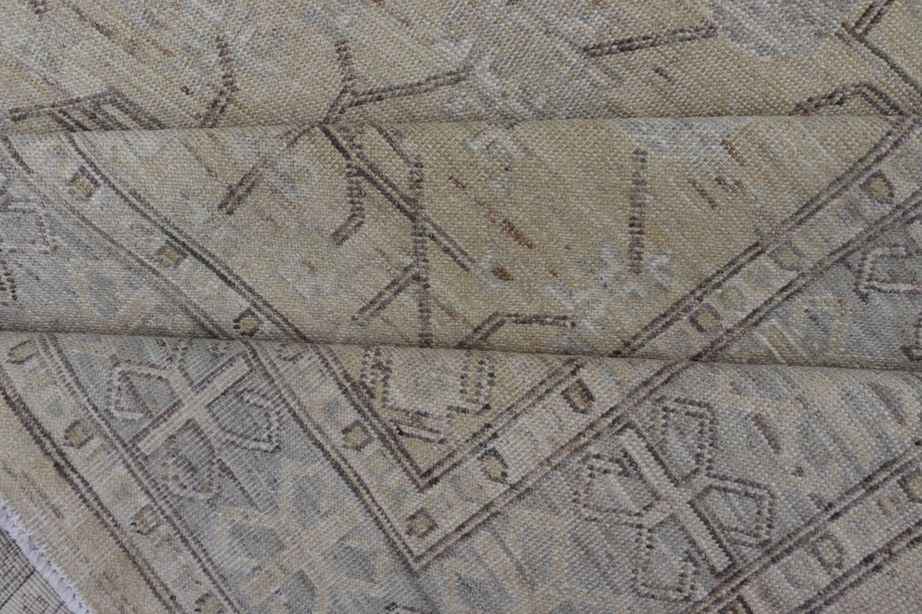 Fein gewebter Khotan-Teppich mit geometrischem All-Over-Muster von Keivan Woven Arts im Angebot 1