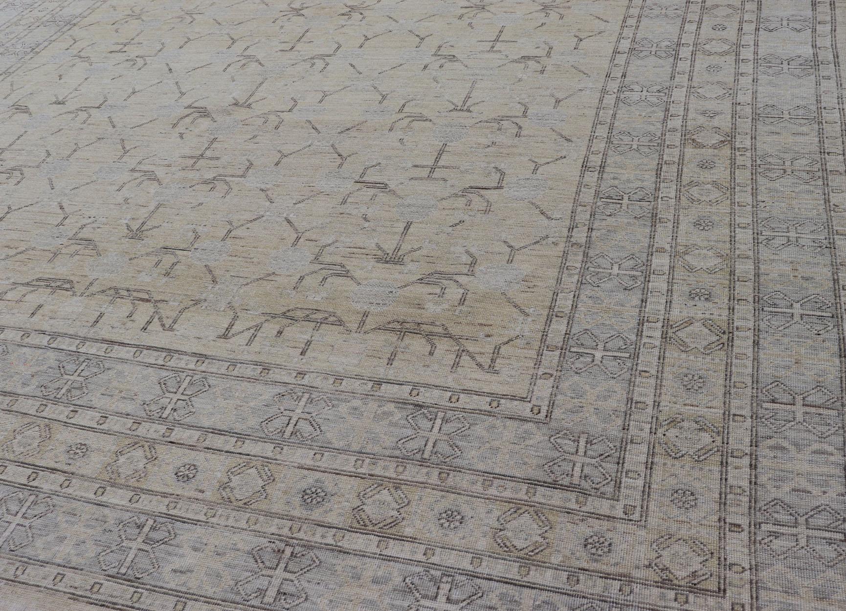 Fein gewebter Khotan-Teppich mit geometrischem All-Over-Muster von Keivan Woven Arts im Angebot 2