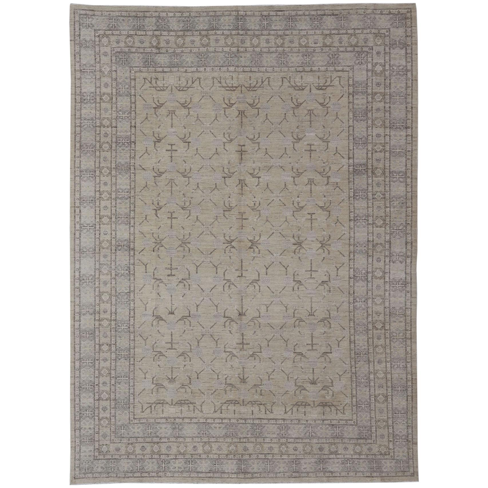 Tapis Khotan finement tissé avec un motif géométrique sur toute sa surface en jaune et gris doux