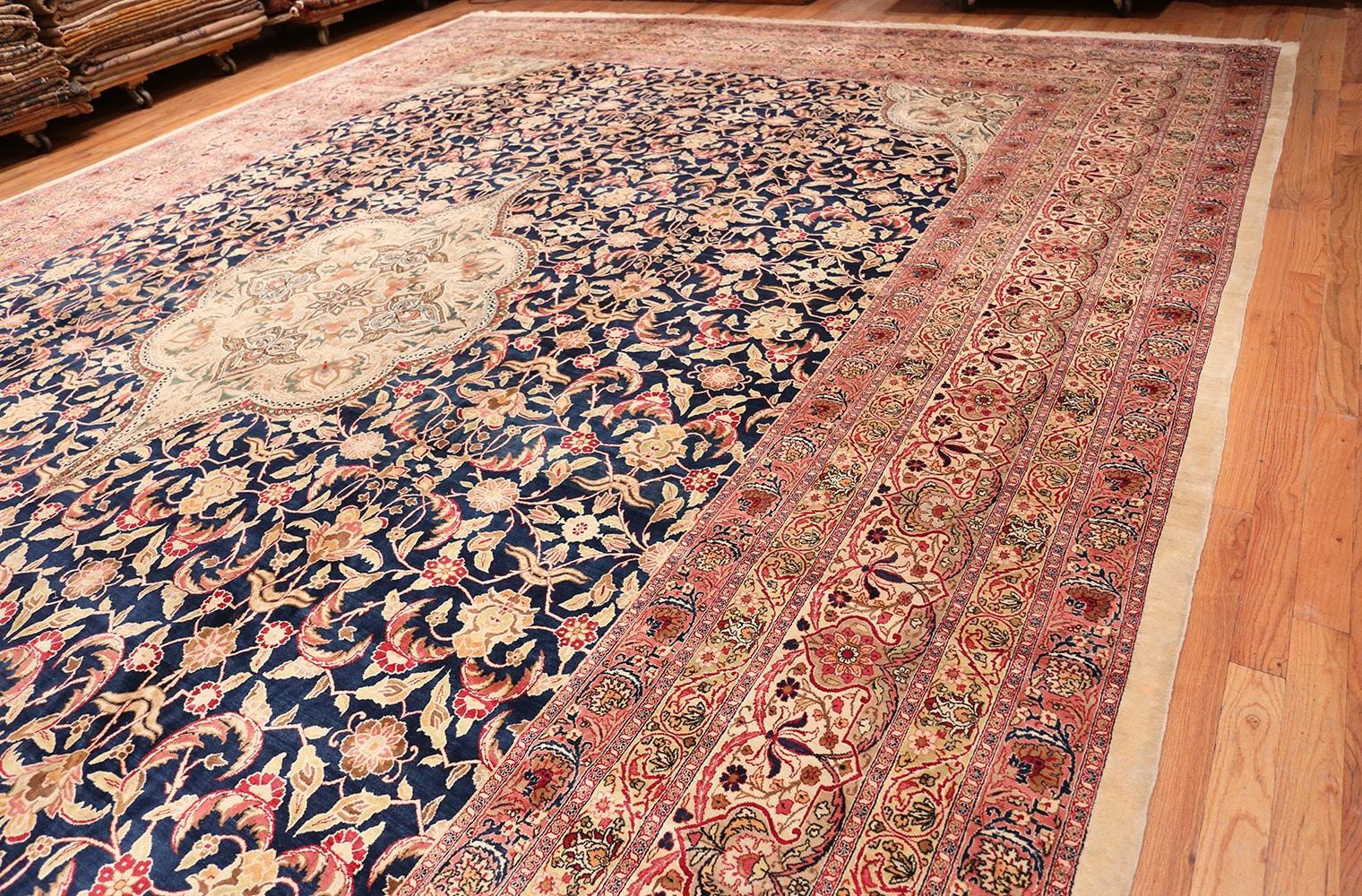 Schöne und fein gewebte große übergroße antike persische Kerman Teppich, Herkunftsland / Teppich-Typ: Persische Teppiche, Datum: CIRCA 1890er Jahre. Größe: 16 ft x 22 ft 6 in (4,88 m x 6,86 m). 

