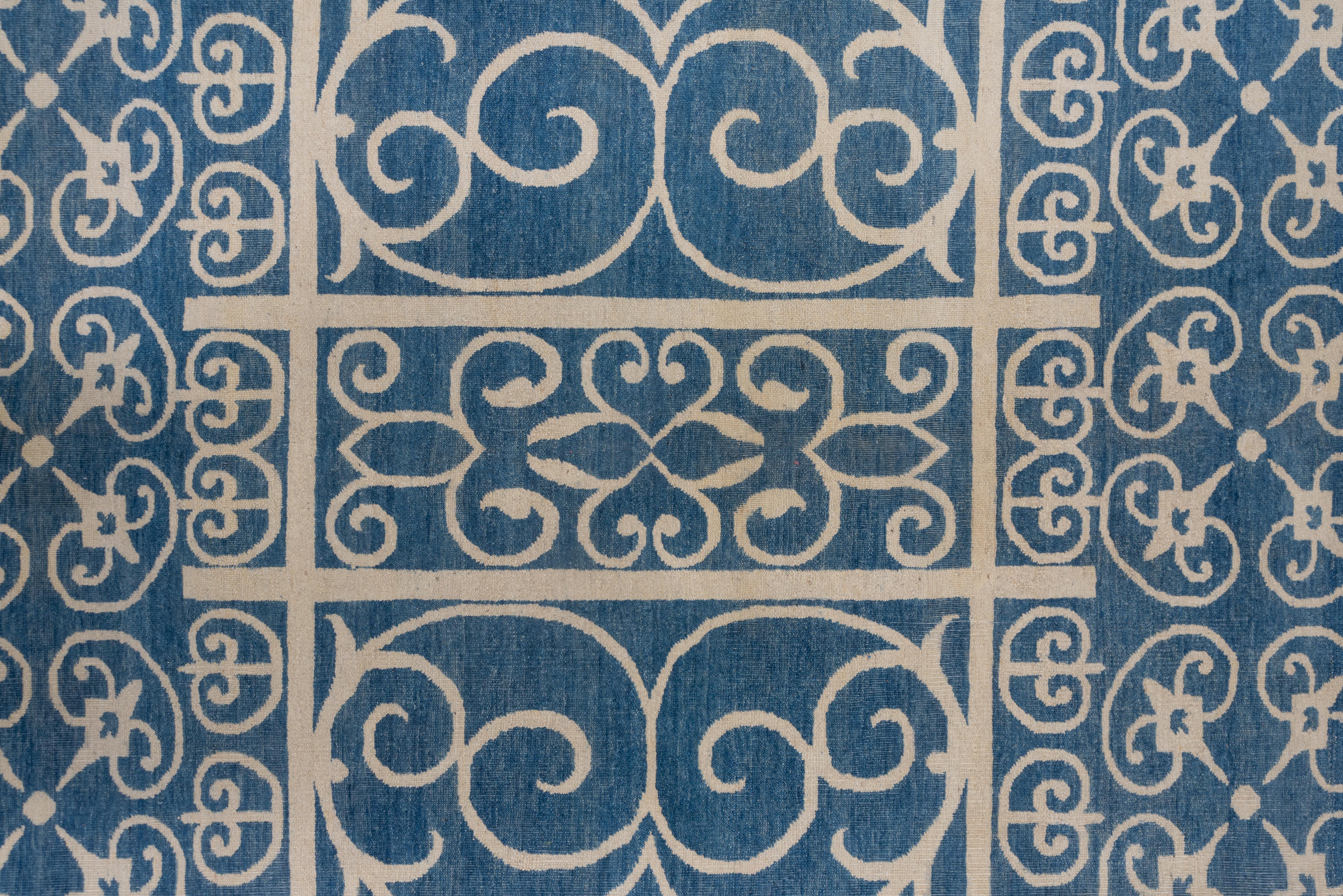 Indien Tapis indien moderne finement tissé, noué et suspendu, palette bleu royal et crème en vente