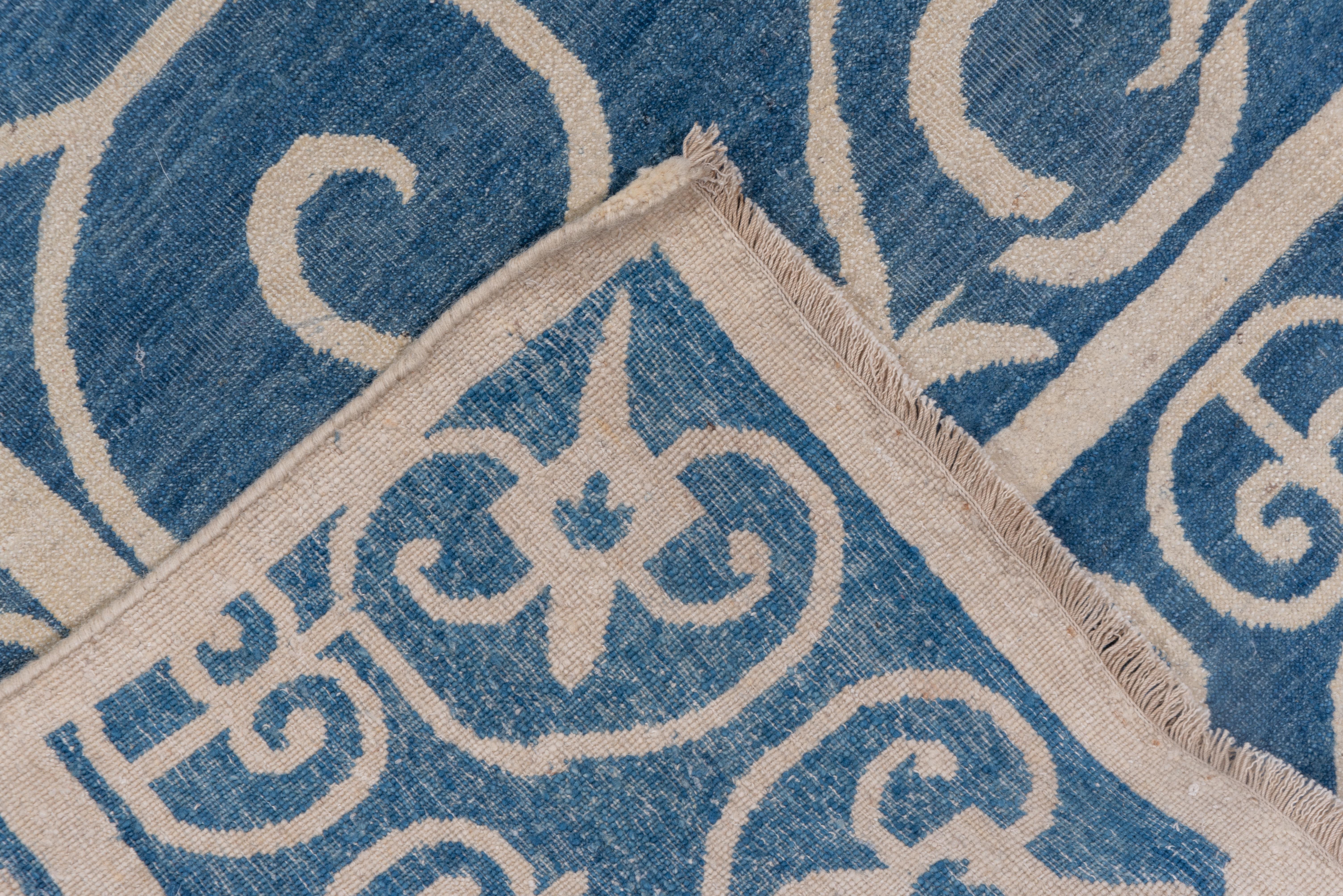 XXIe siècle et contemporain Tapis indien moderne finement tissé, noué et suspendu, palette bleu royal et crème en vente