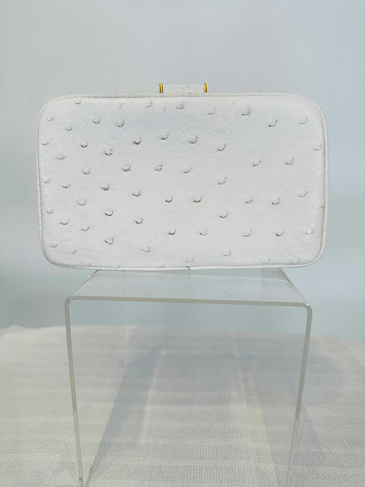 Finesse La Model White Ostrich Clutch Bag with Matte Gold Hardware 1990s In Good Condition For Sale In West Palm Beach, FL