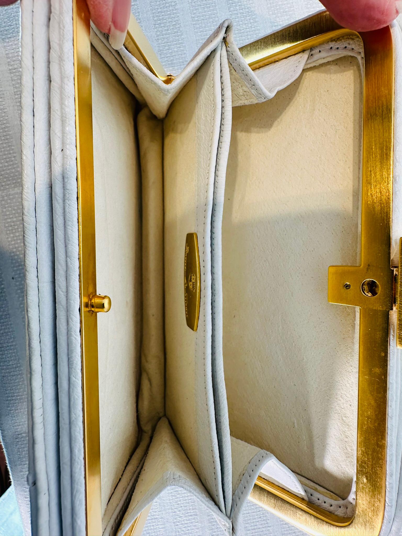 Finesse La Model White Ostrich Clutch Bag with Matte Gold Hardware 1990s For Sale 4